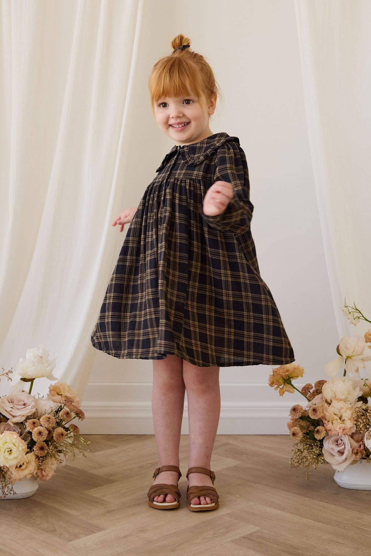 Robe classique en coton biologique à carreaux Woodland avec col Claudine et corsage froncé pour filles