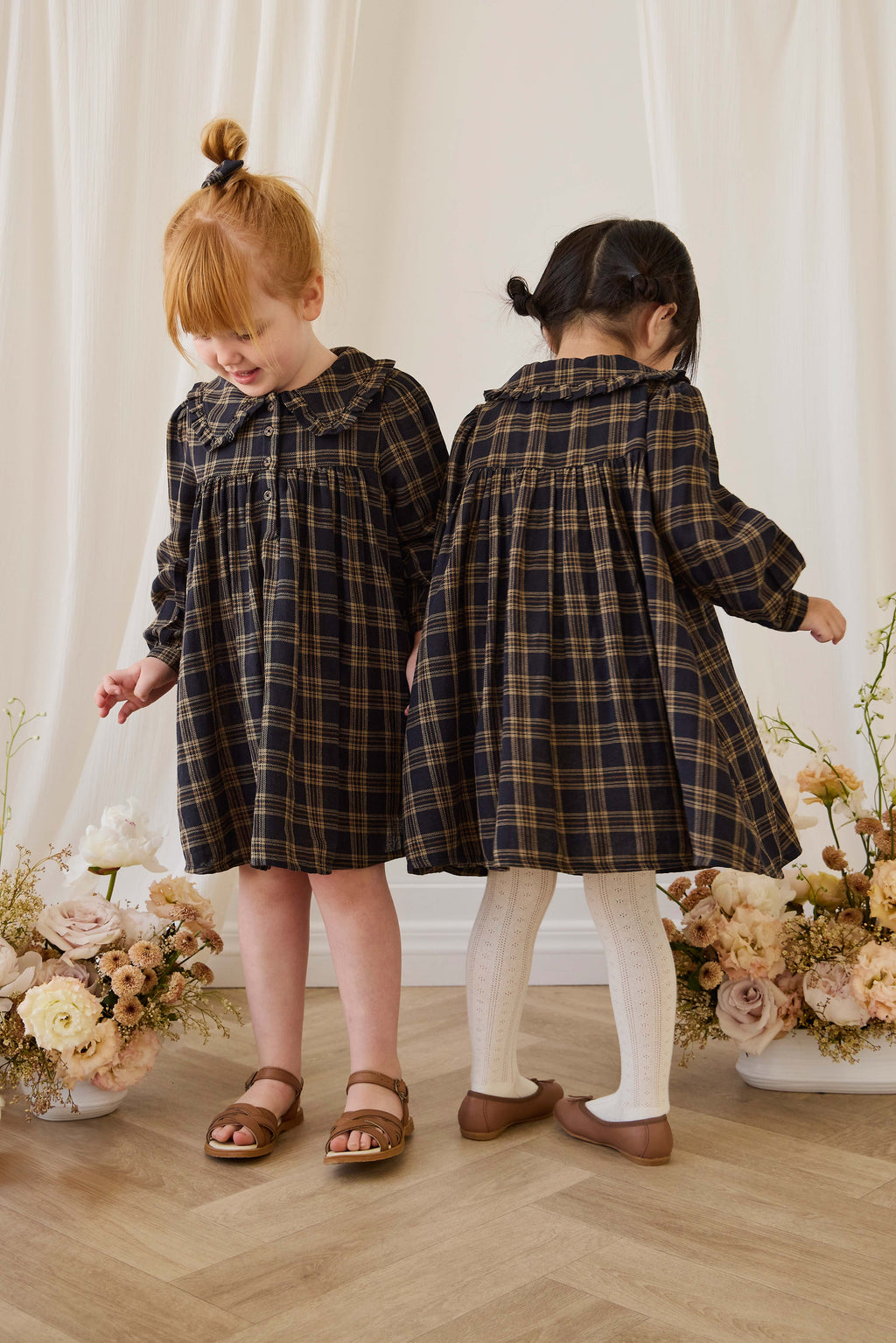 Robe classique en coton biologique à carreaux Woodland avec col Claudine et corsage froncé pour filles