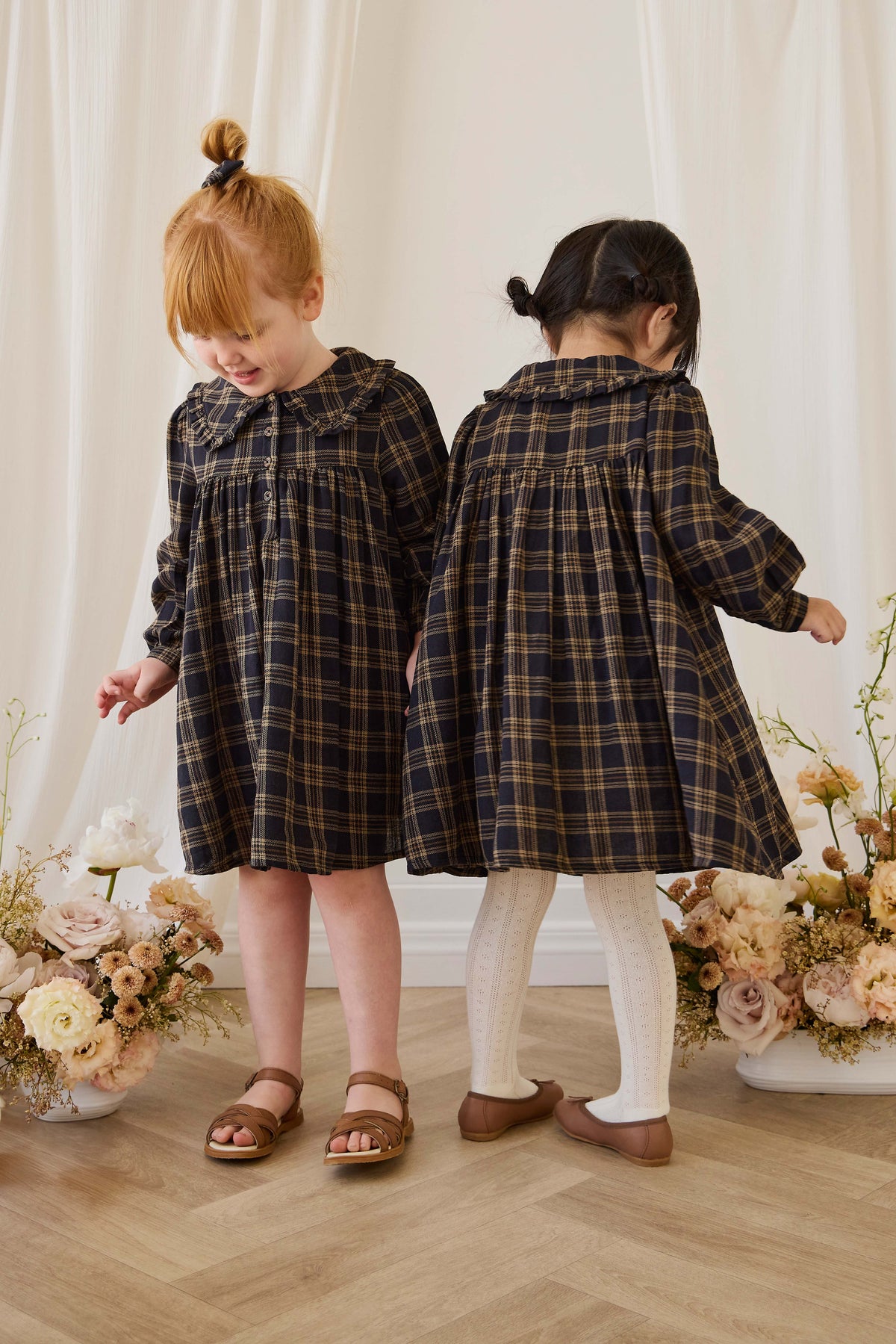 Robe classique en coton biologique à carreaux Woodland avec col Claudine et corsage froncé pour filles
