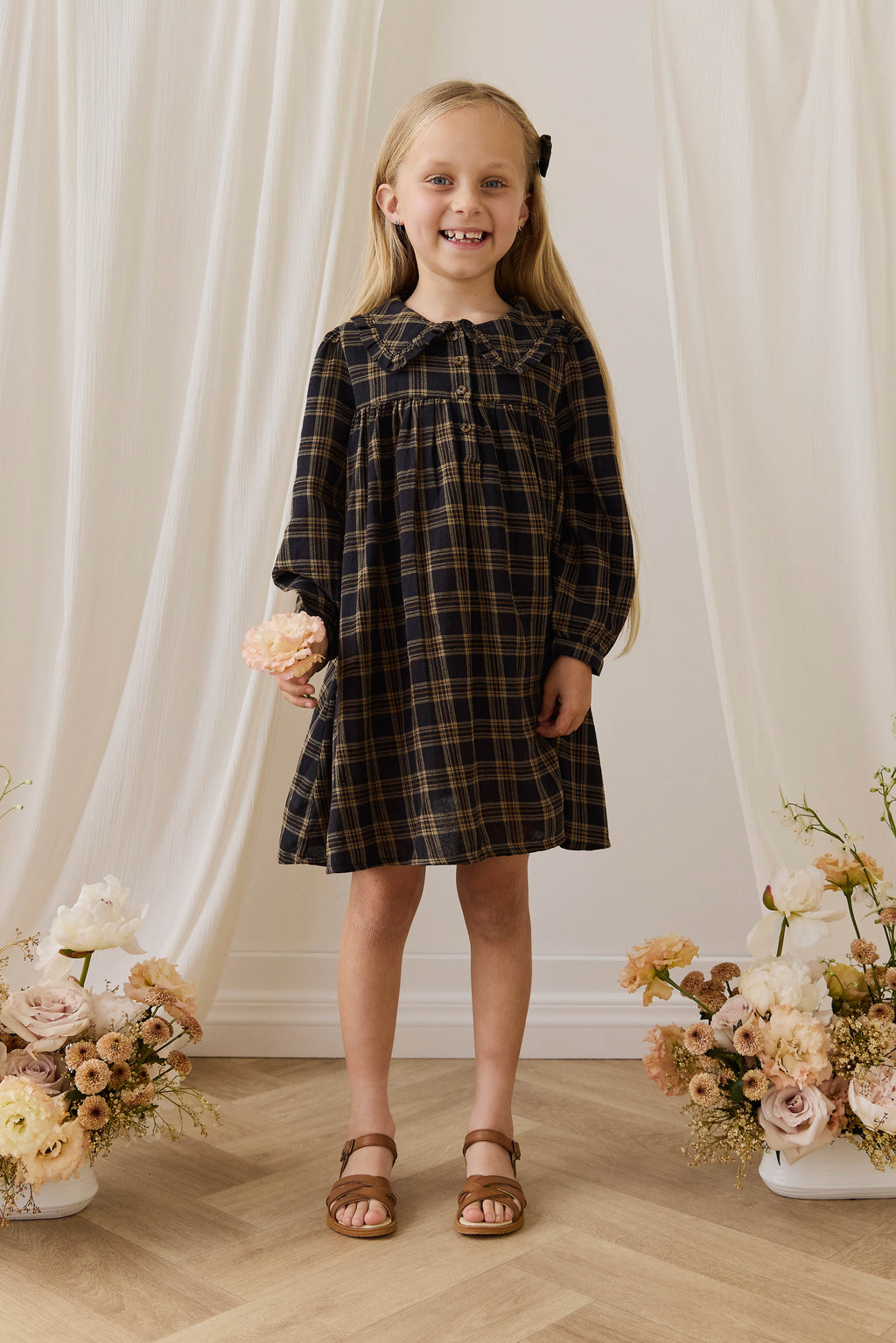 Robe classique en coton biologique à carreaux Woodland avec col Claudine et corsage froncé pour filles