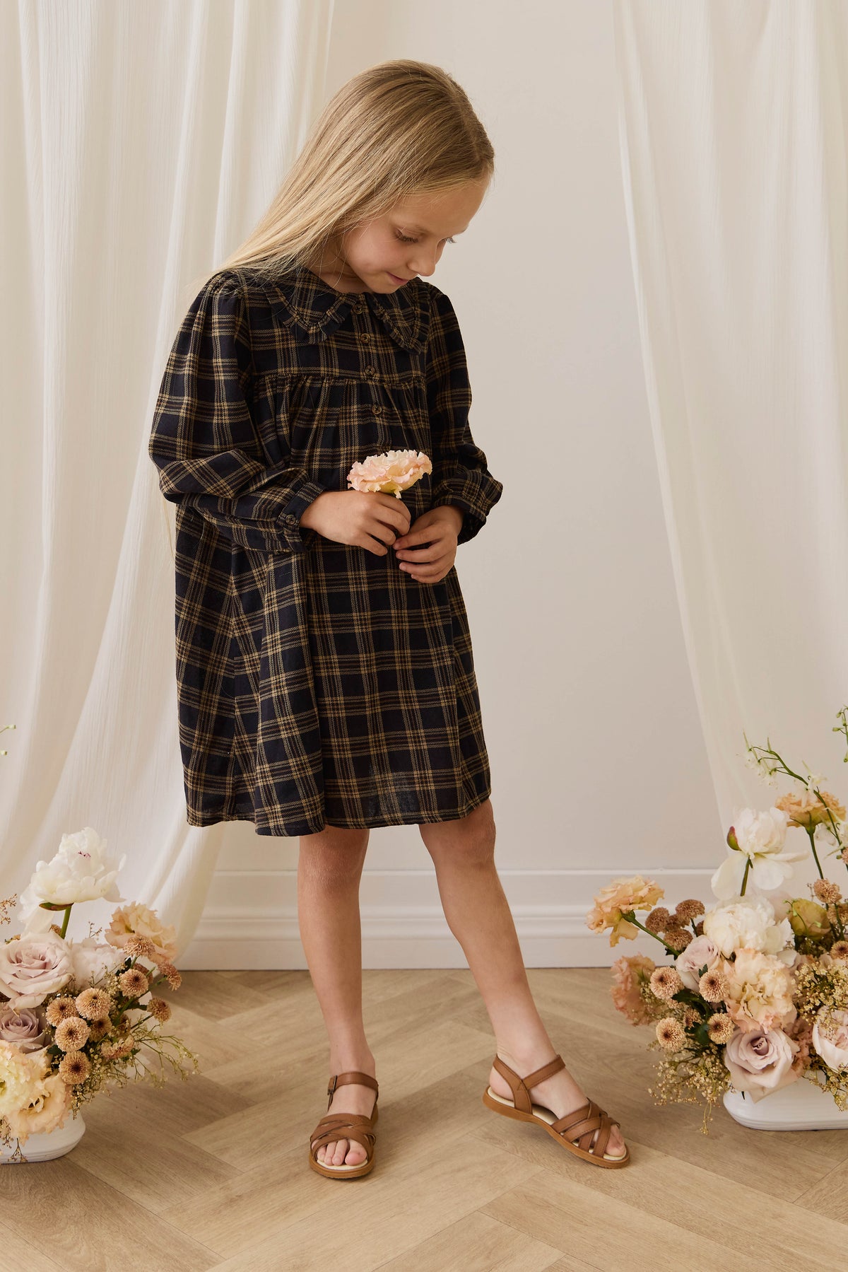 Robe classique en coton biologique à carreaux Woodland avec col Claudine et corsage froncé pour filles