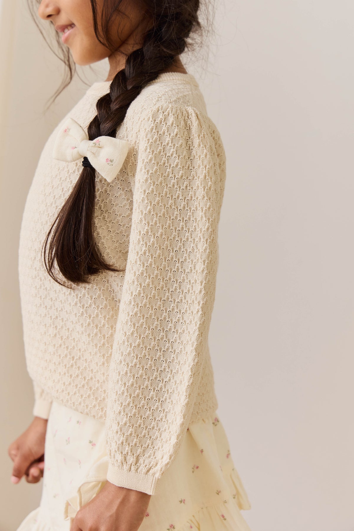 Haut en coton tricoté texturé vanille classique avec manches froncées et fermeture en trou de serrure pour tout-petits
