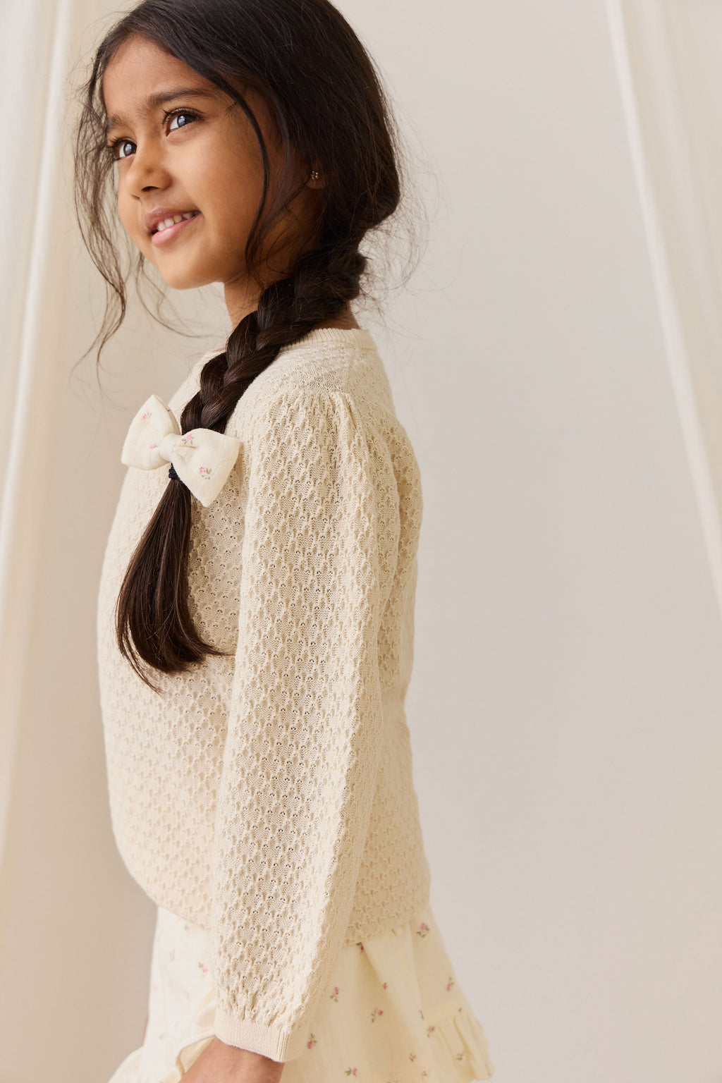Haut en coton tricoté texturé vanille classique avec manches froncées et fermeture en trou de serrure pour tout-petits