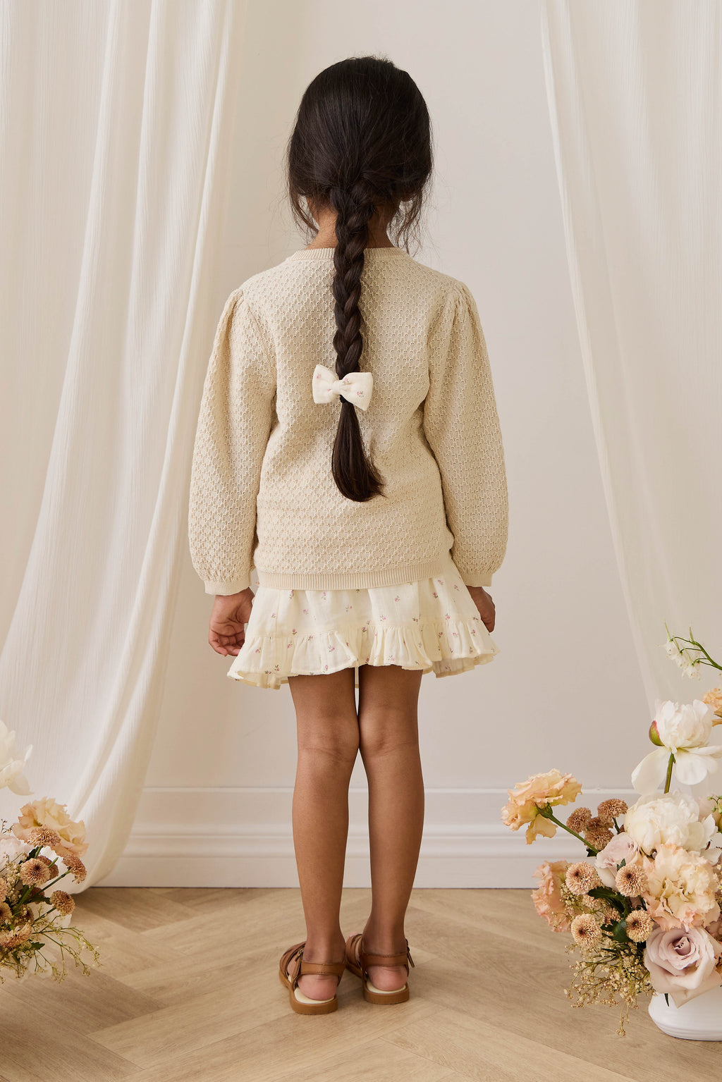 Haut en coton tricoté texturé vanille classique avec manches froncées et fermeture en trou de serrure pour tout-petits