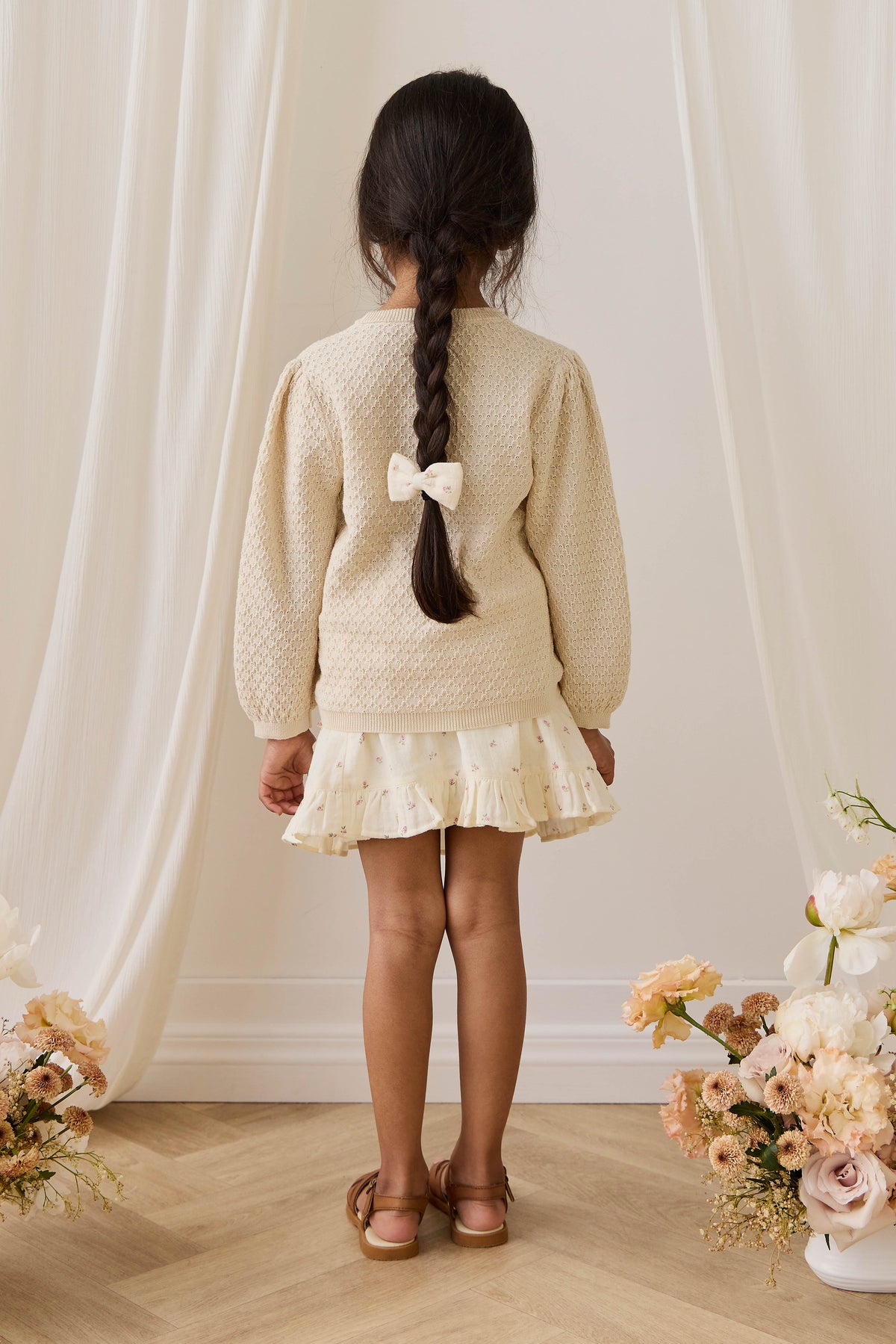 Haut en coton tricoté texturé vanille classique avec manches froncées et fermeture en trou de serrure pour tout-petits