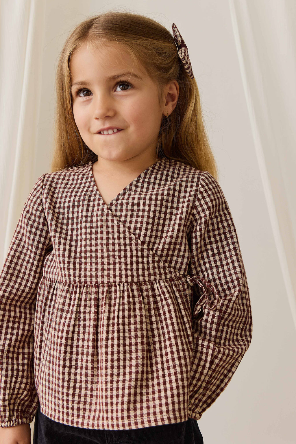 Blouse en coton biologique vichy cannelle vintage avec devant cache-cœur et taille froncée pour fille