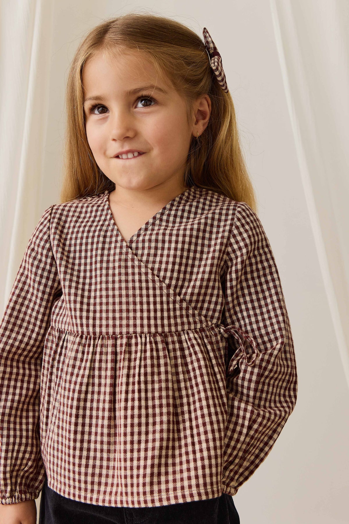 Blouse en coton biologique vichy cannelle vintage avec devant cache-cœur et taille froncée pour fille
