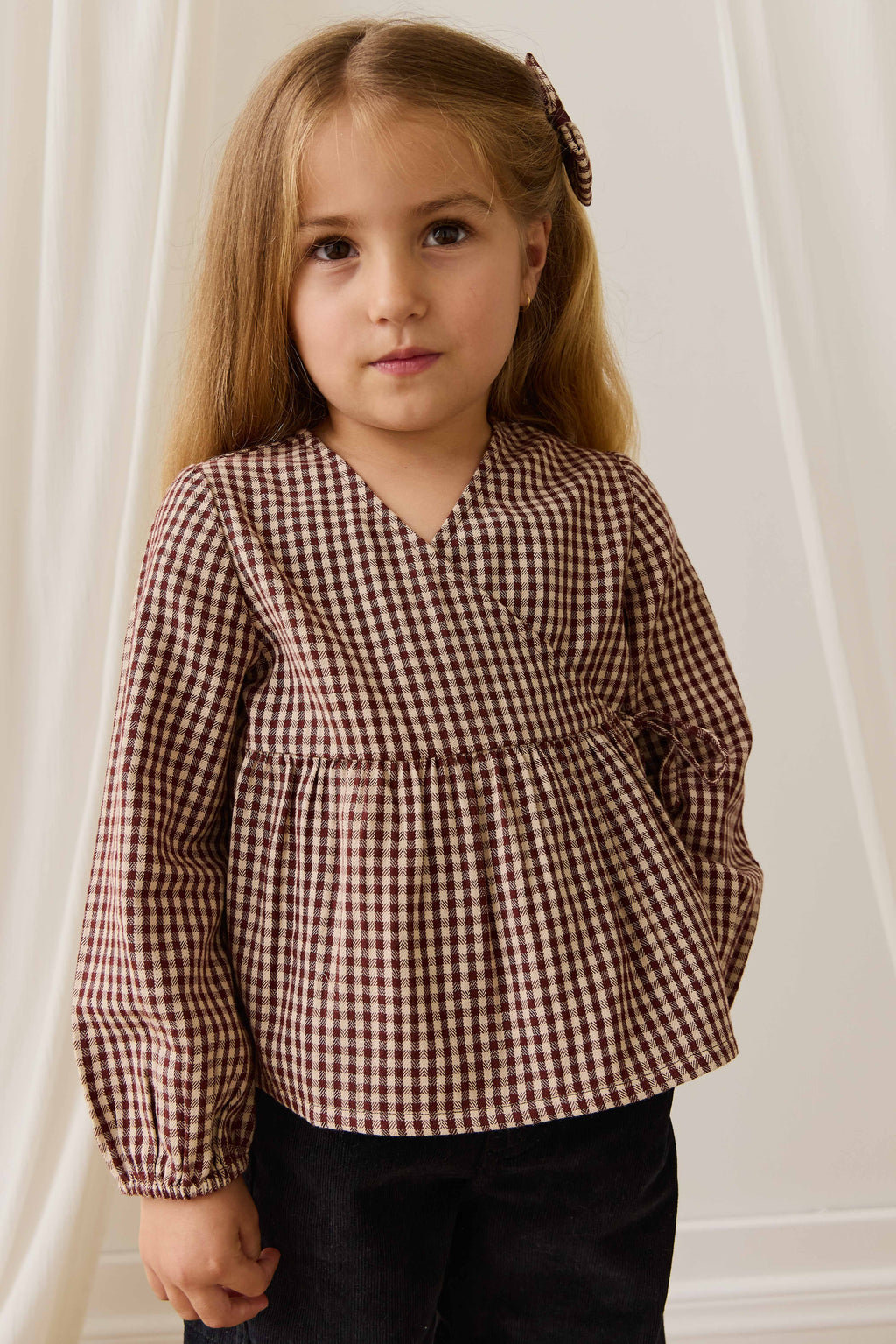 Blouse en coton biologique vichy cannelle vintage avec devant cache-cœur et taille froncée pour fille