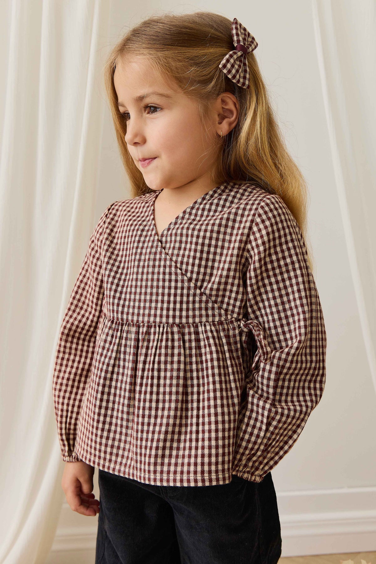 Blouse en coton biologique vichy cannelle vintage avec devant cache-cœur et taille froncée pour fille