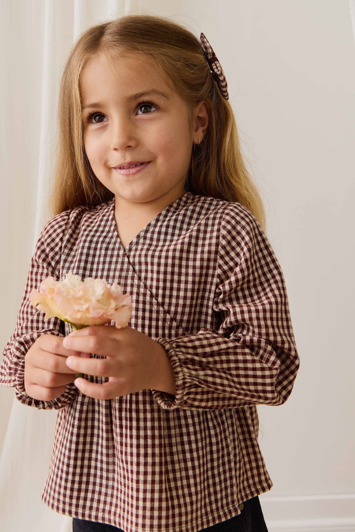 Blouse en coton biologique vichy cannelle vintage avec devant cache-cœur et taille froncée pour fille