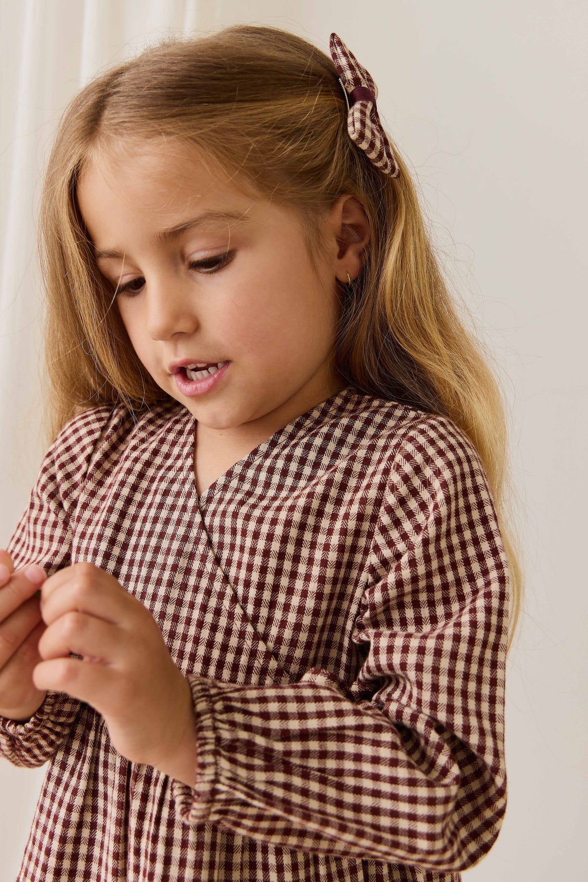 Blouse en coton biologique vichy cannelle vintage avec devant cache-cœur et taille froncée pour fille