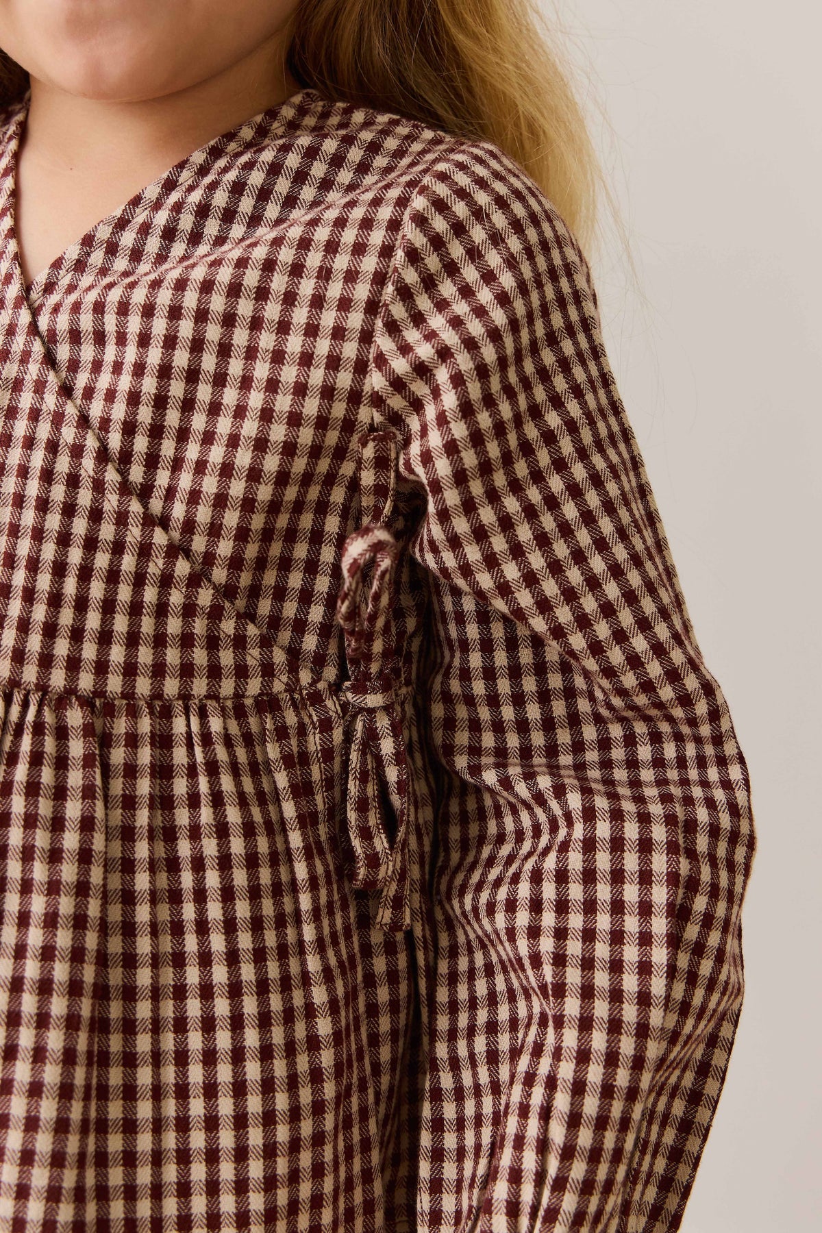 Blouse en coton biologique vichy cannelle vintage avec devant cache-cœur et taille froncée pour fille