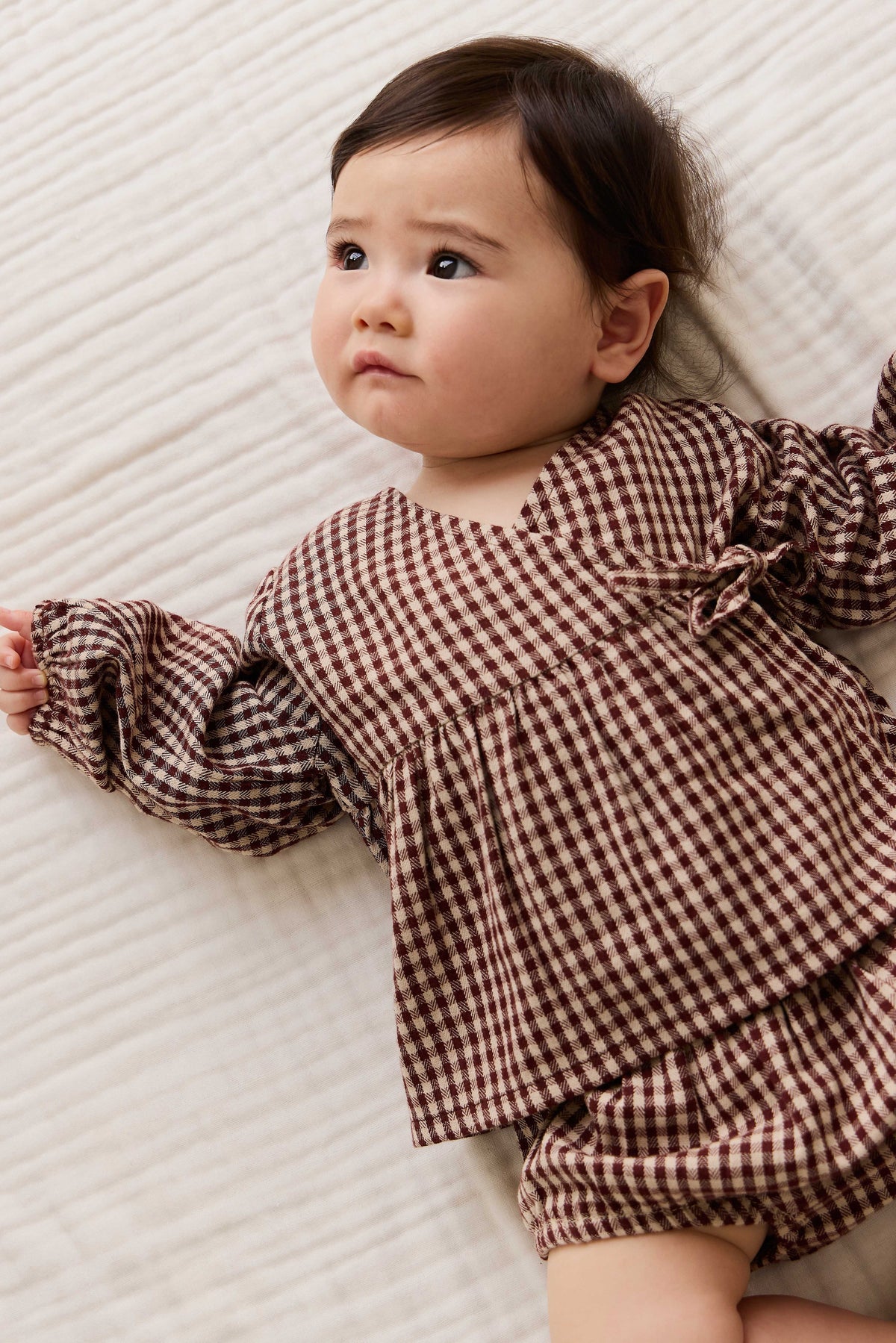 Blouse en coton biologique vichy cannelle vintage avec devant cache-cœur et taille froncée pour fille