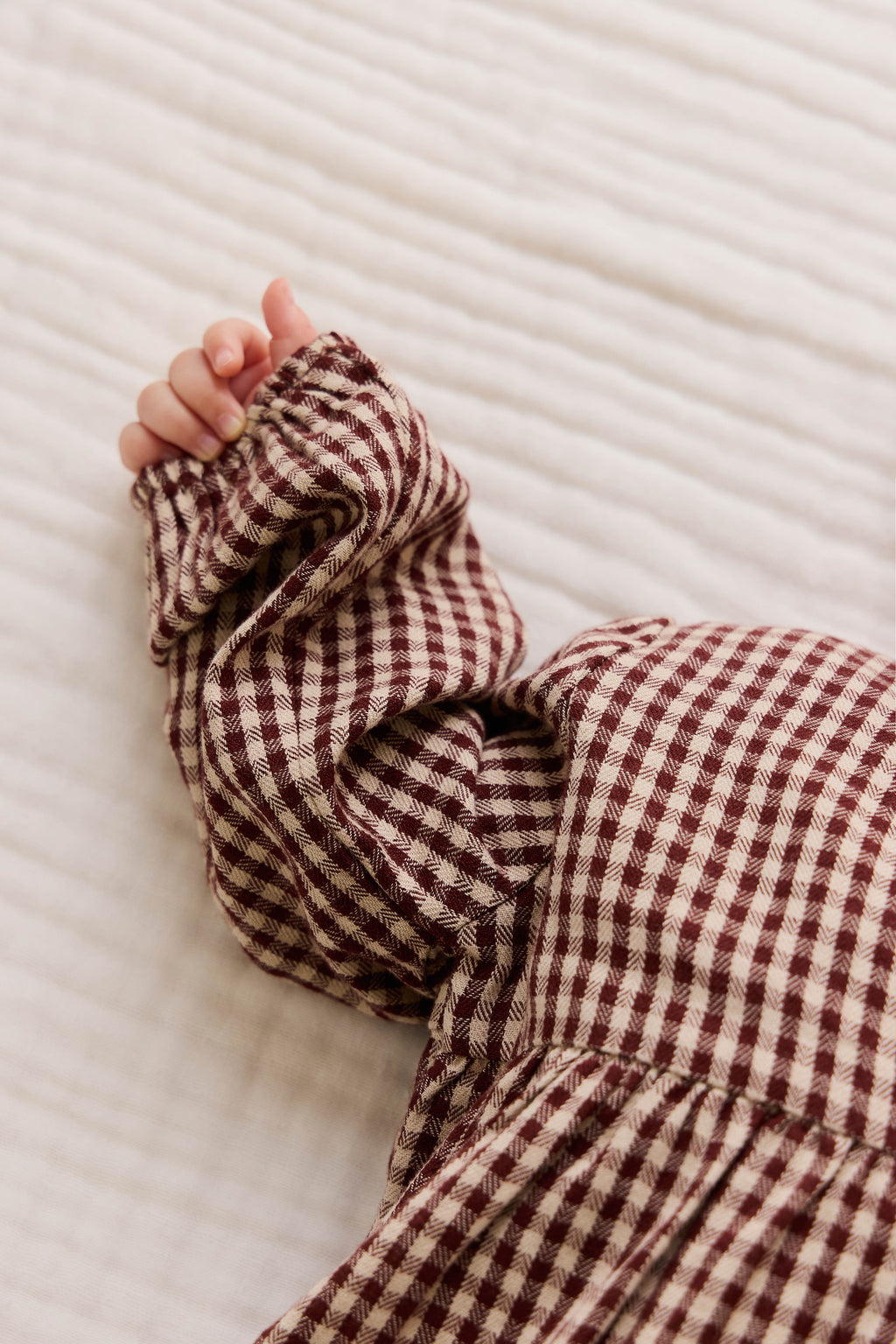 Blouse en coton biologique vichy cannelle vintage avec devant cache-cœur et taille froncée pour fille