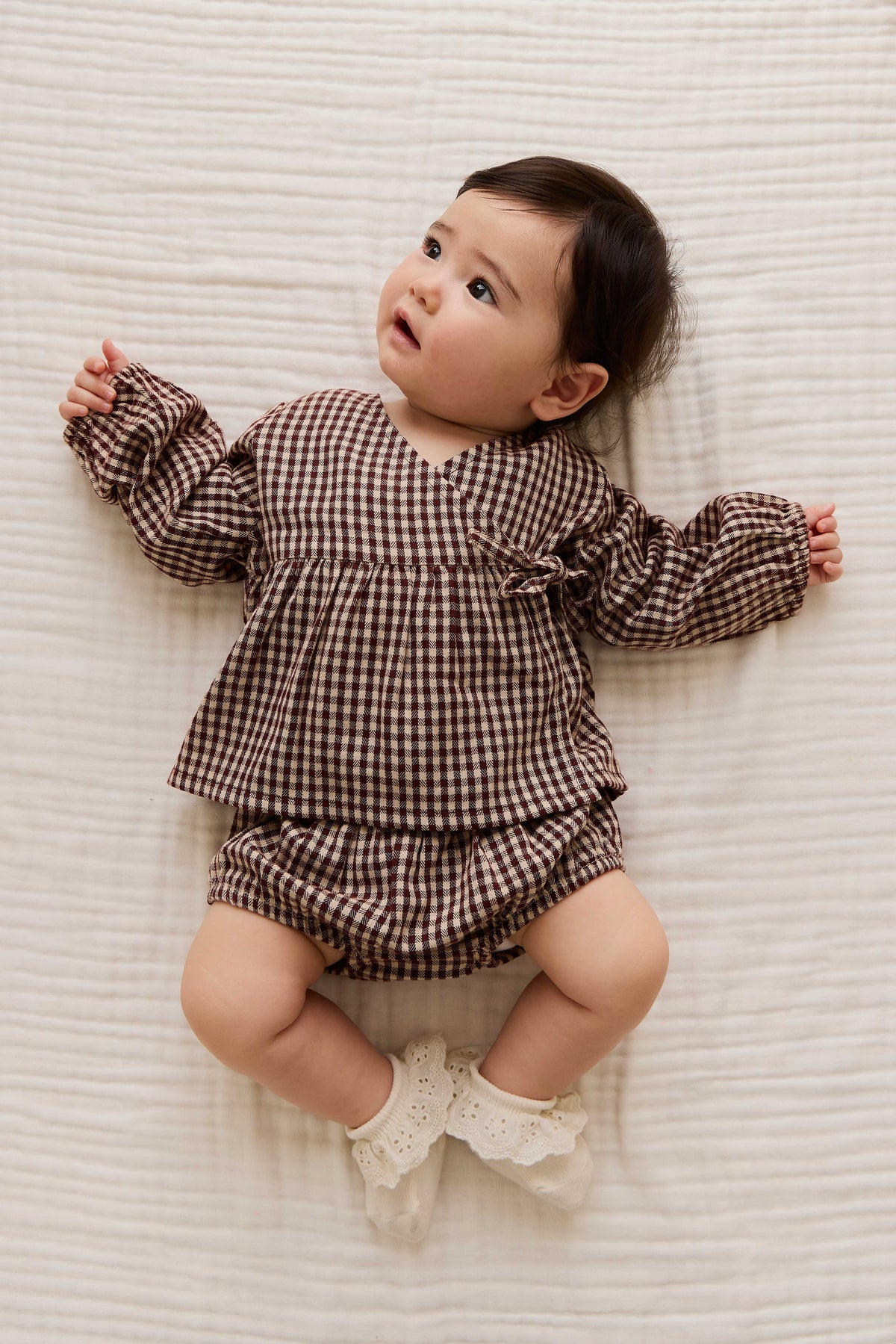 Blouse en coton biologique vichy cannelle vintage avec devant cache-cœur et taille froncée pour fille