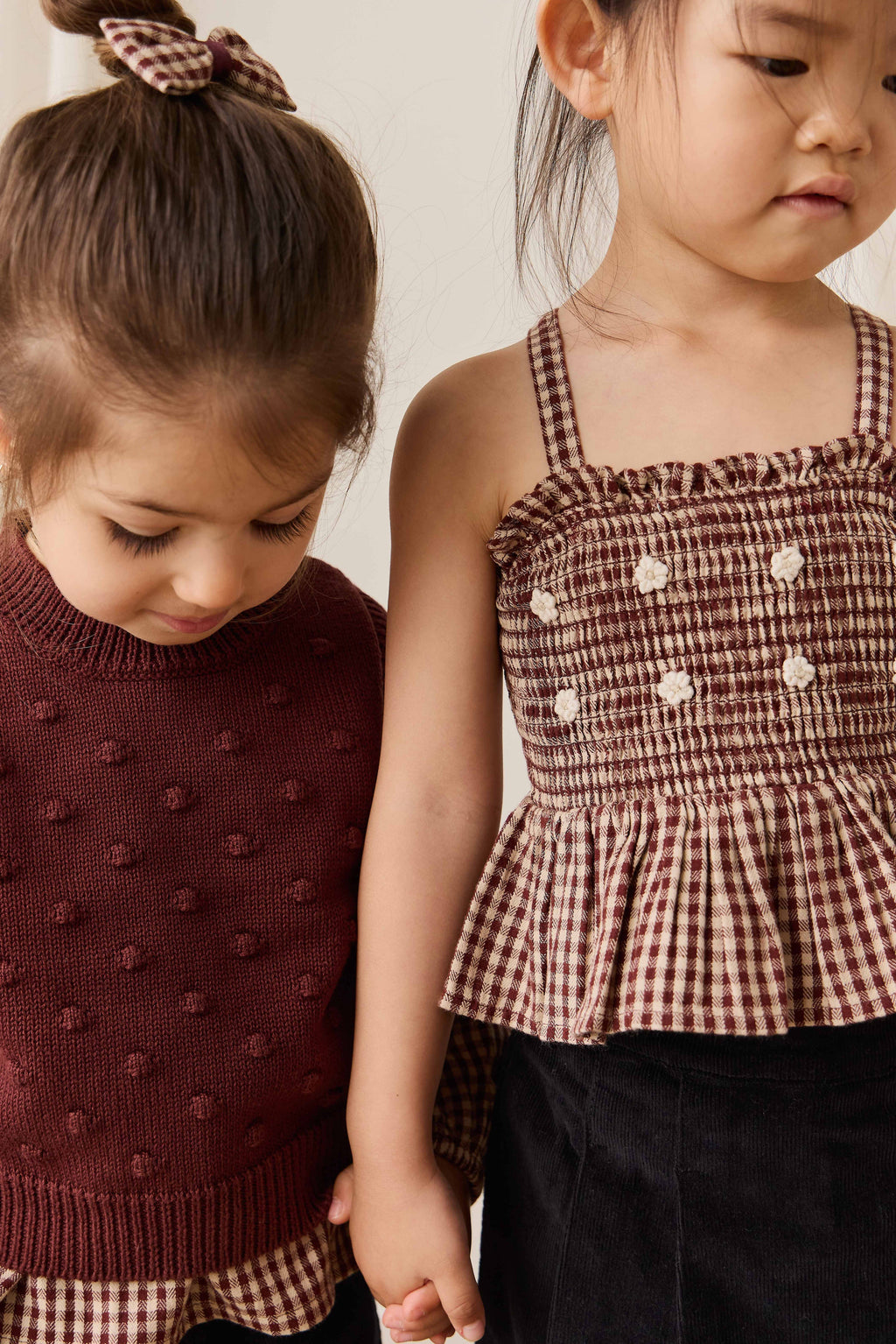 Gilet sans manches en coton tricoté texturé marron chocolat classique pour un superposition facile