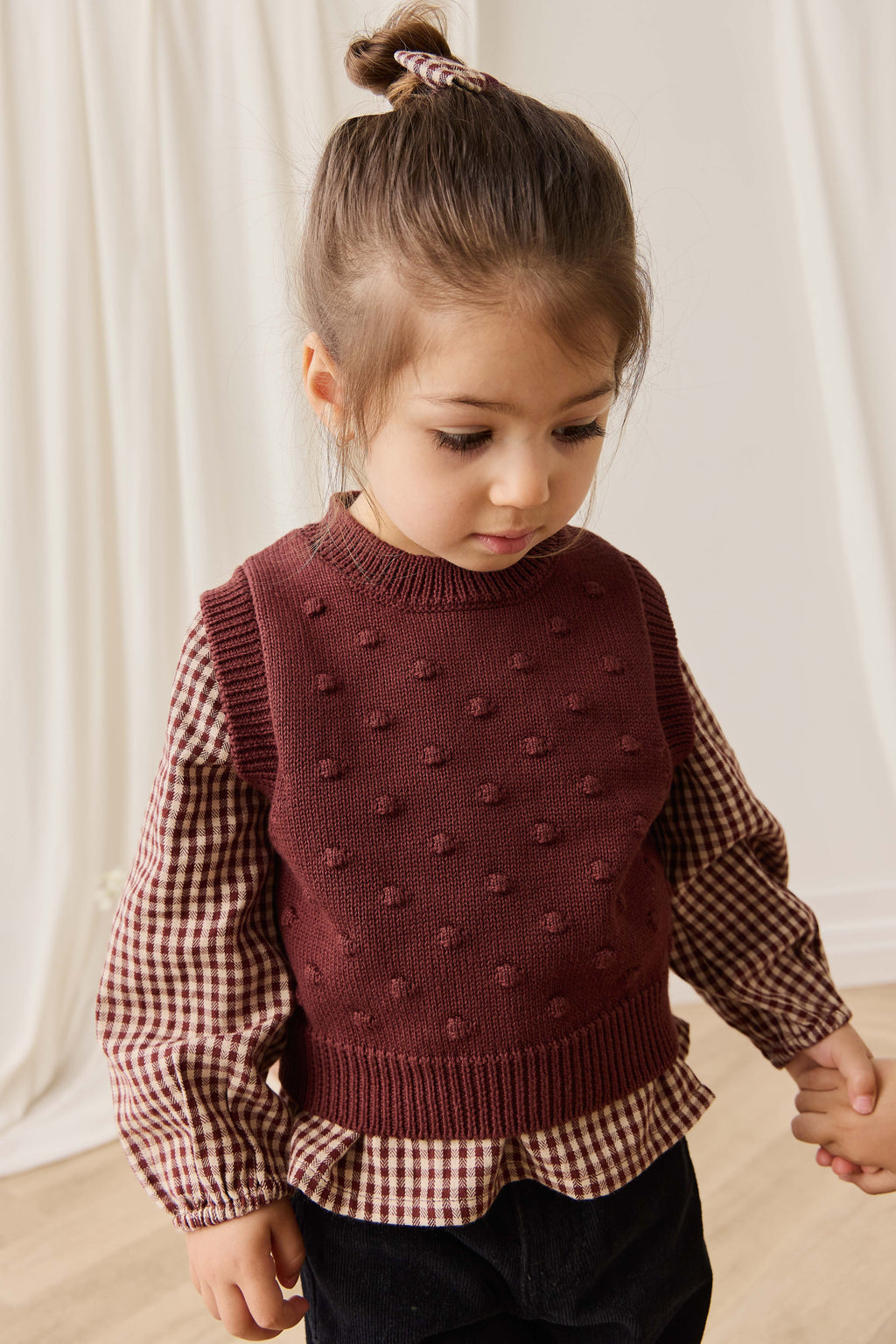 Gilet sans manches en coton tricoté texturé marron chocolat classique pour un superposition facile