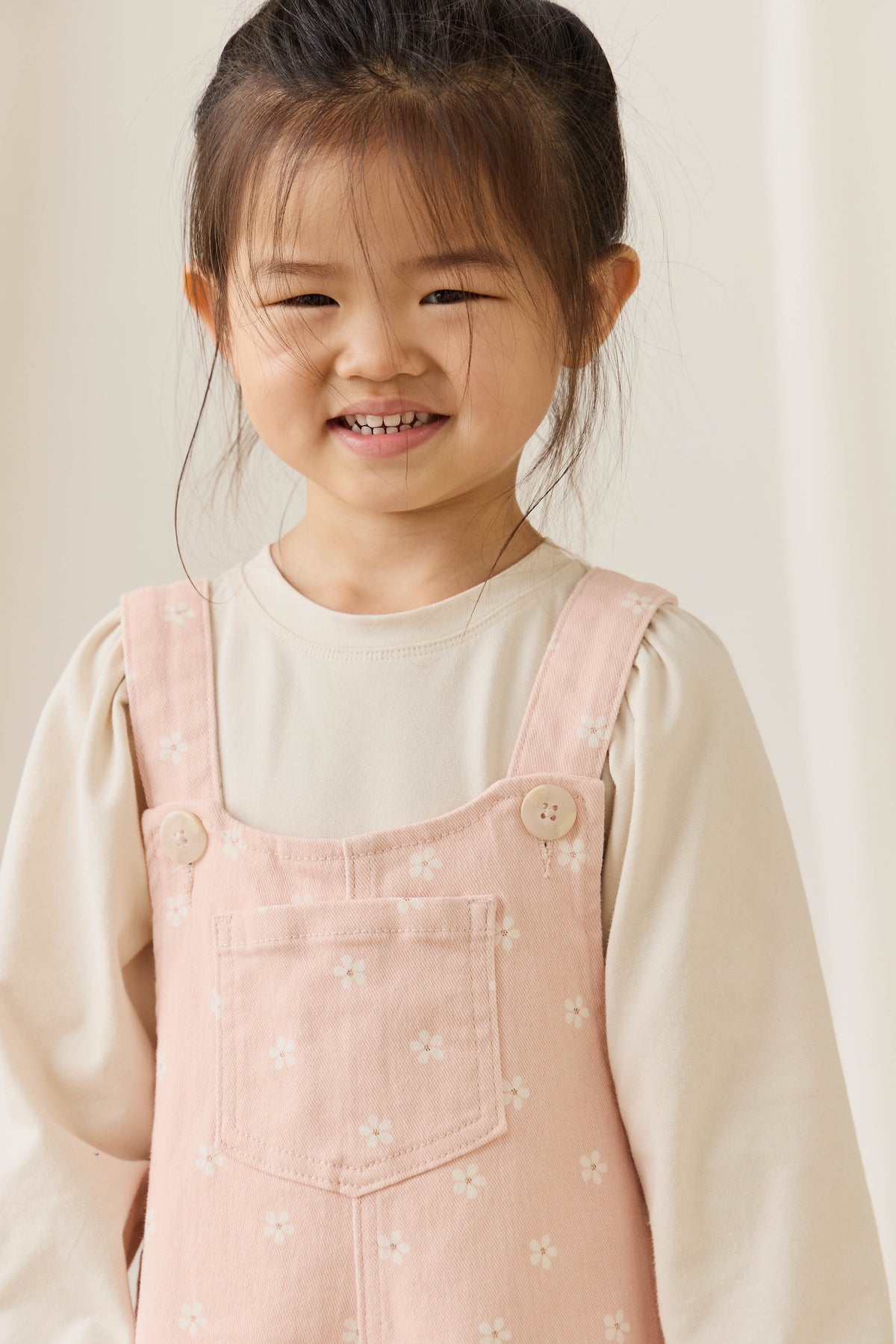 Salopette large en coton à imprimé fleuri classique avec bavette et bretelles boutonnées pour enfants