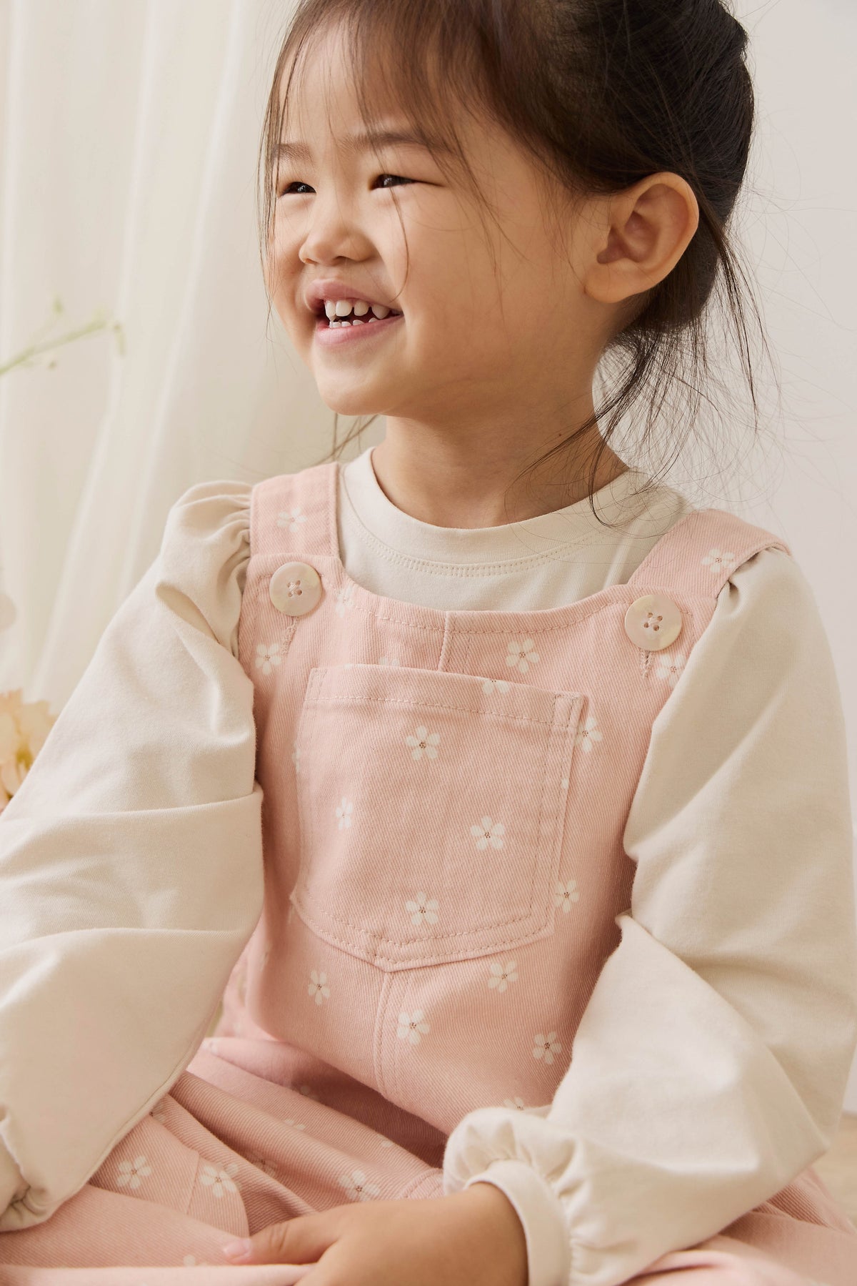 Salopette large en coton à imprimé fleuri classique avec bavette et bretelles boutonnées pour enfants