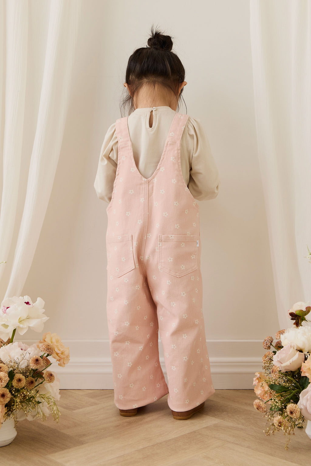 Salopette large en coton à imprimé fleuri classique avec bavette et bretelles boutonnées pour enfants