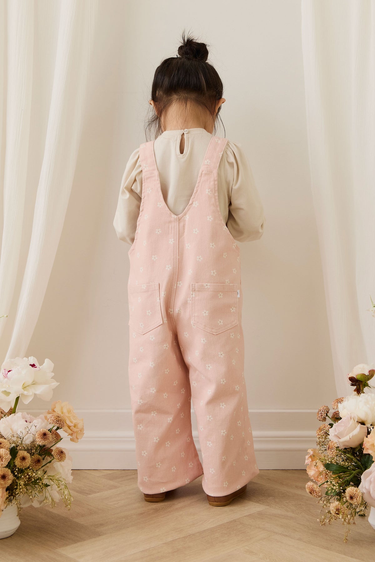 Salopette large en coton à imprimé fleuri classique avec bavette et bretelles boutonnées pour enfants