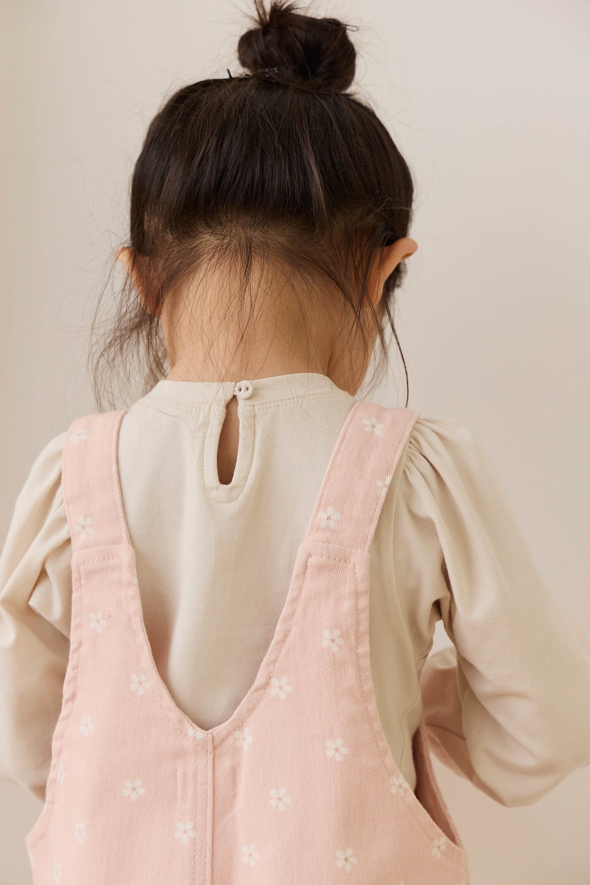 Salopette large en coton à imprimé fleuri classique avec bavette et bretelles boutonnées pour enfants