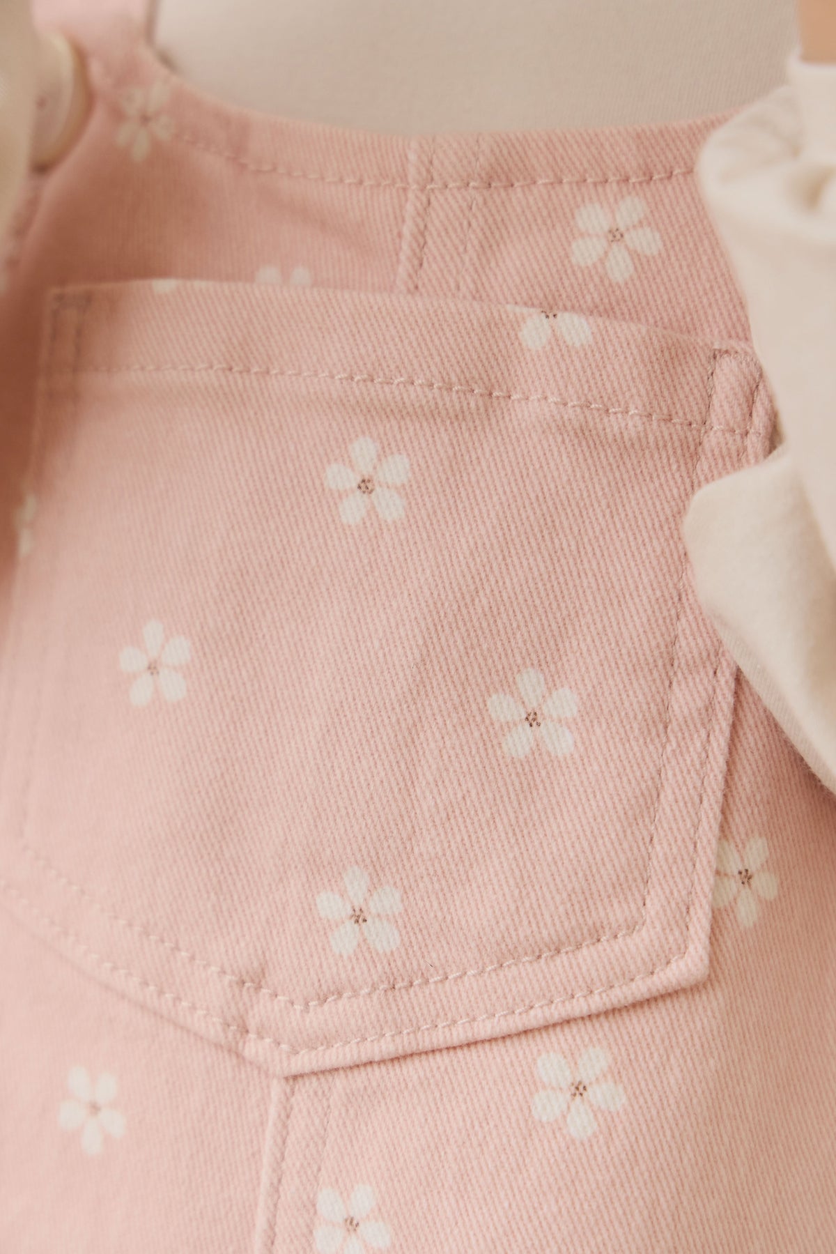 Salopette large en coton à imprimé fleuri classique avec bavette et bretelles boutonnées pour enfants