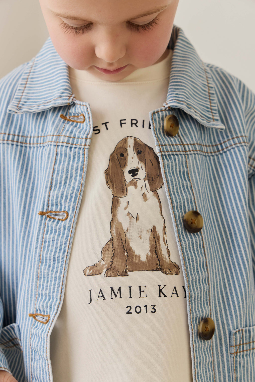 Veste enfant vintage en coton à fines rayures bleu clair, avec fermeture boutonnée et poches plaquées