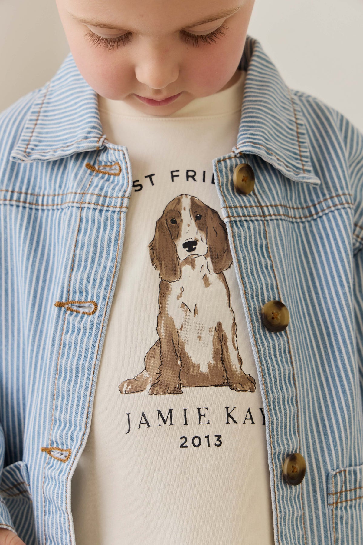 Veste enfant vintage en coton à fines rayures bleu clair, avec fermeture boutonnée et poches plaquées