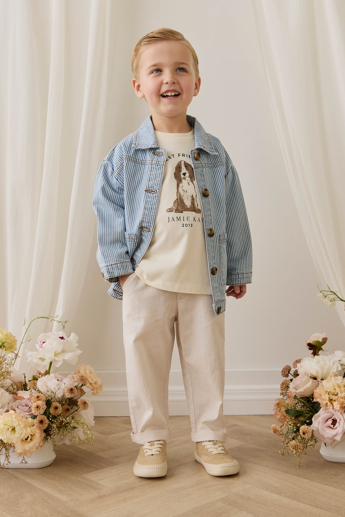 Veste enfant vintage en coton à fines rayures bleu clair, avec fermeture boutonnée et poches plaquées