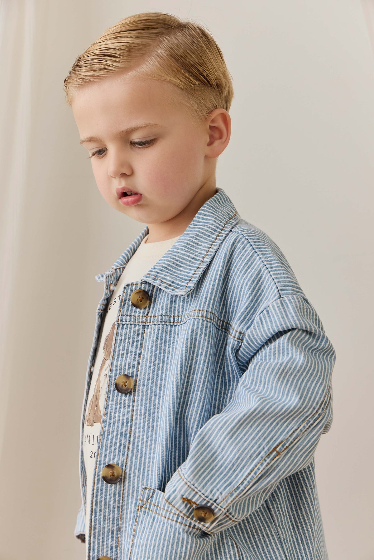 Veste enfant vintage en coton à fines rayures bleu clair, avec fermeture boutonnée et poches plaquées