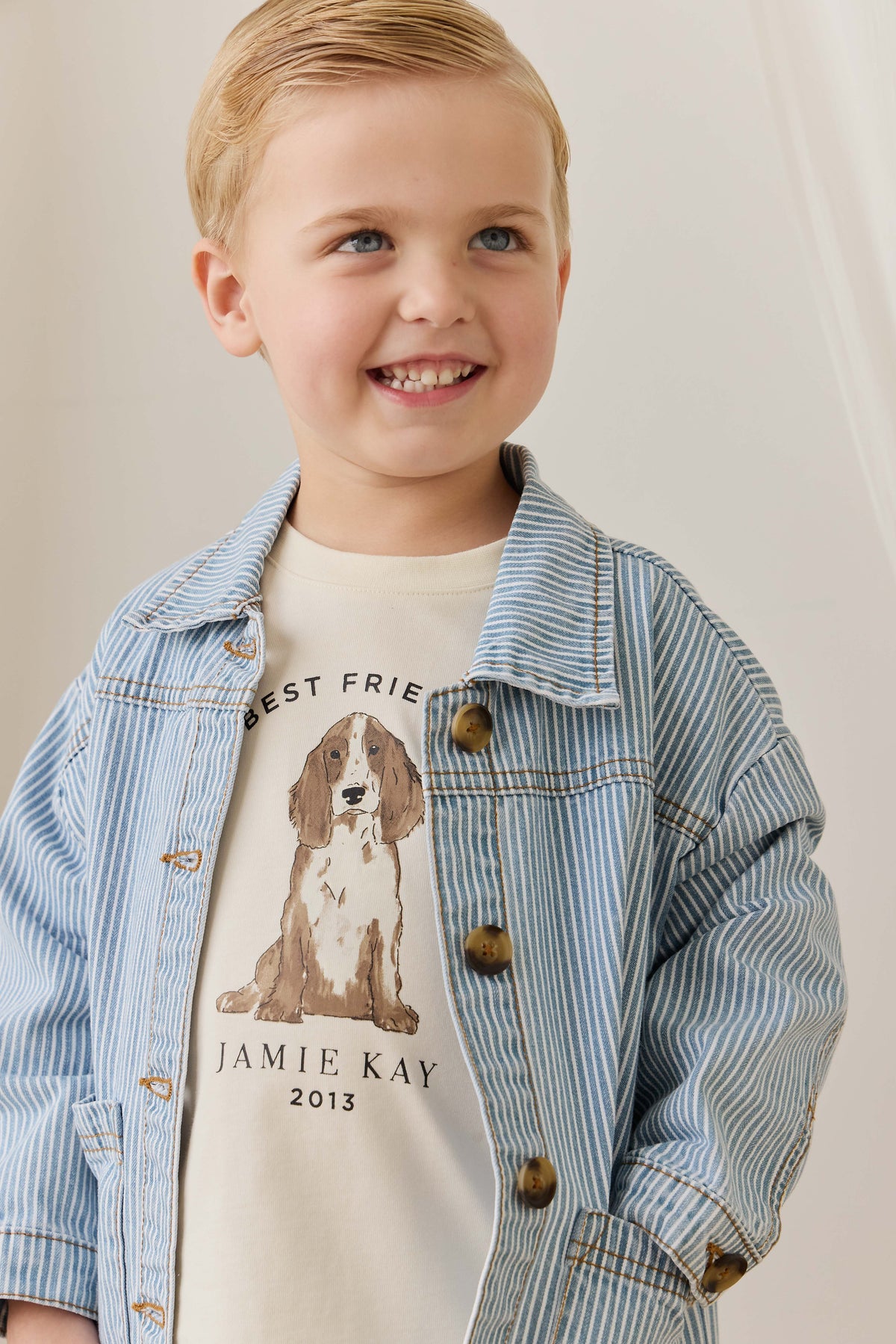 Veste enfant vintage en coton à fines rayures bleu clair, avec fermeture boutonnée et poches plaquées