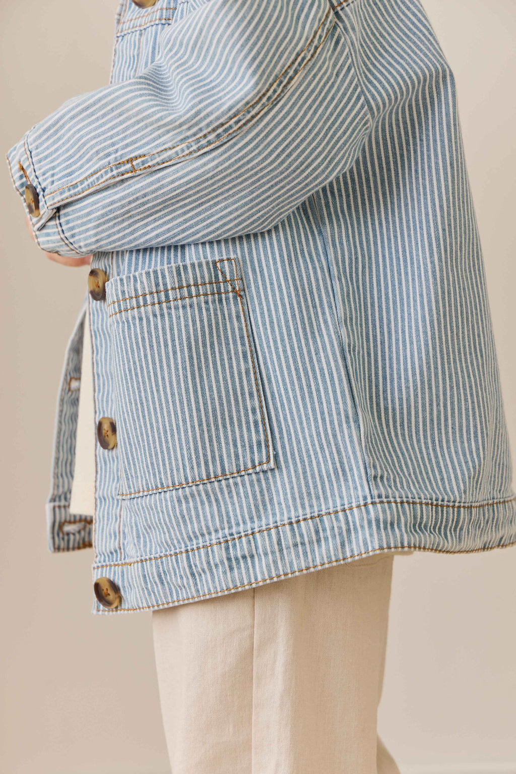 Veste enfant vintage en coton à fines rayures bleu clair, avec fermeture boutonnée et poches plaquées