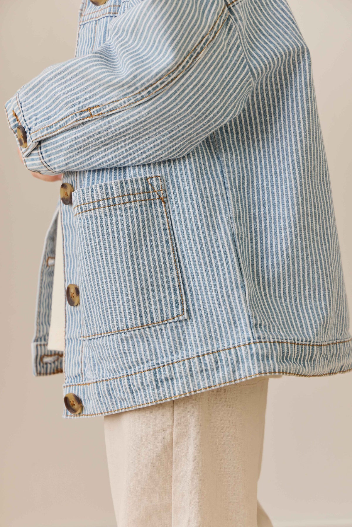 Veste enfant vintage en coton à fines rayures bleu clair, avec fermeture boutonnée et poches plaquées