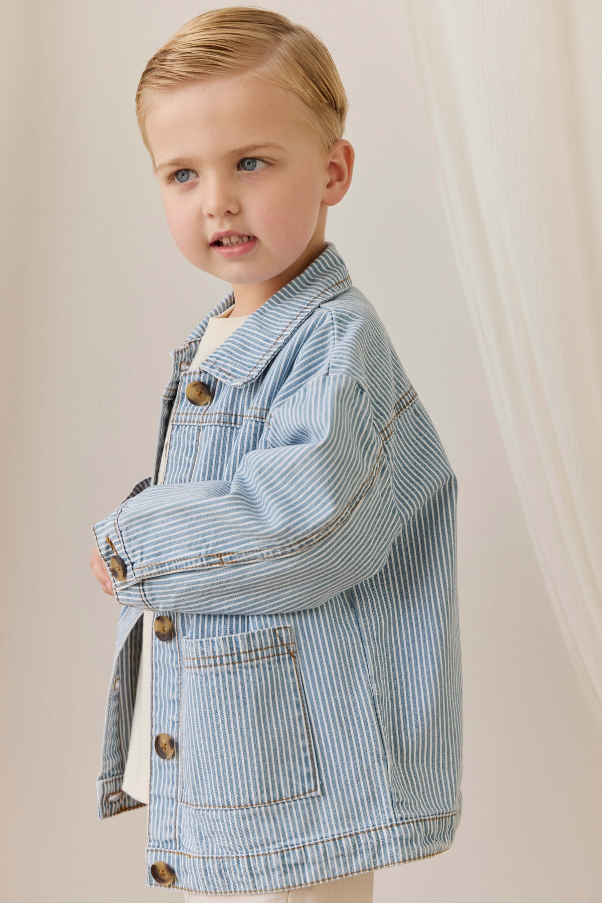 Veste enfant vintage en coton à fines rayures bleu clair, avec fermeture boutonnée et poches plaquées