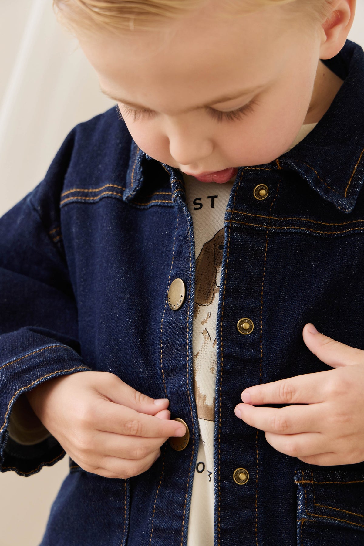 Veste en jean classique bleu indigo foncé avec surpiqûres contrastantes et boutons sans nickel pour enfants