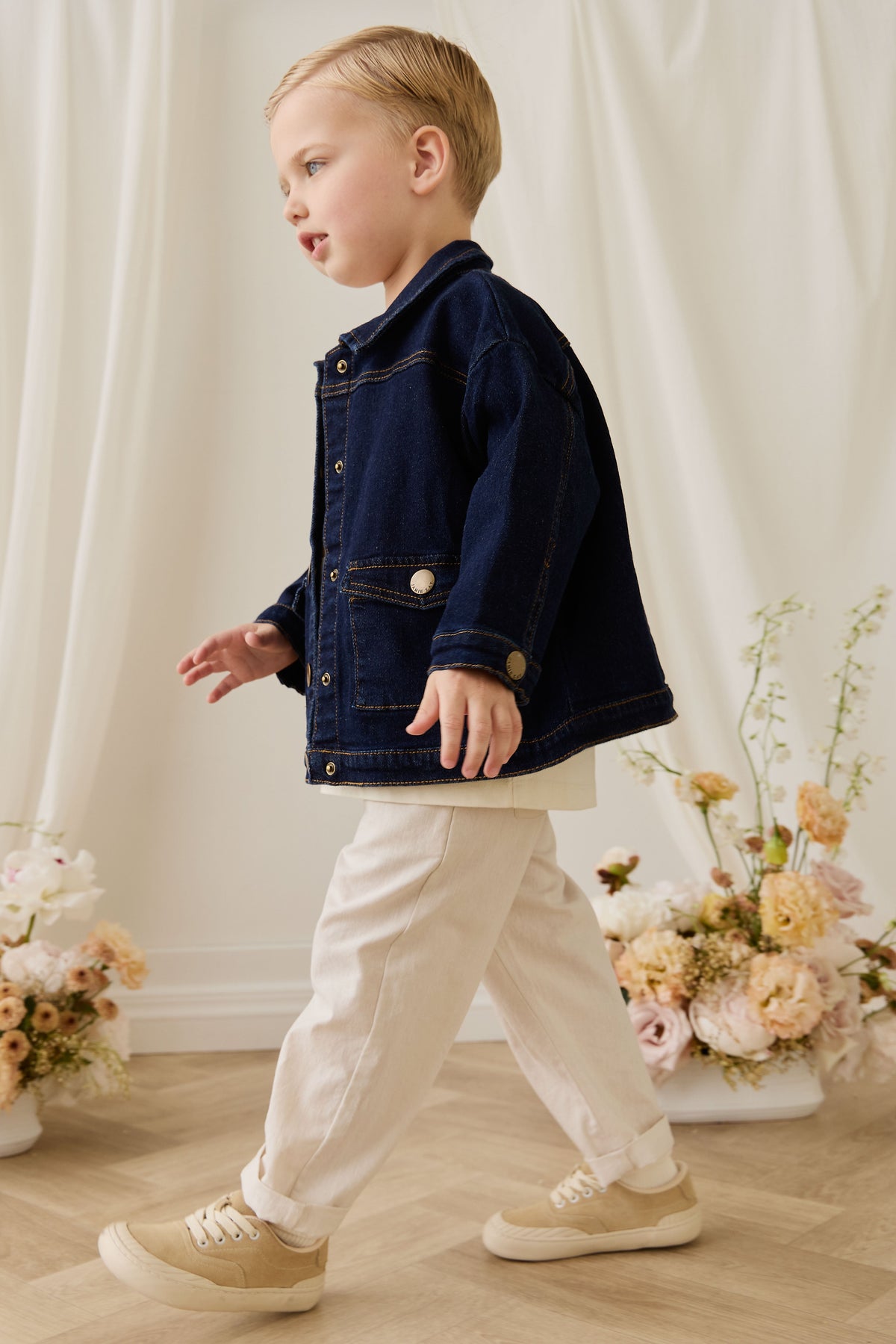 Veste en jean classique bleu indigo foncé avec surpiqûres contrastantes et boutons sans nickel pour enfants