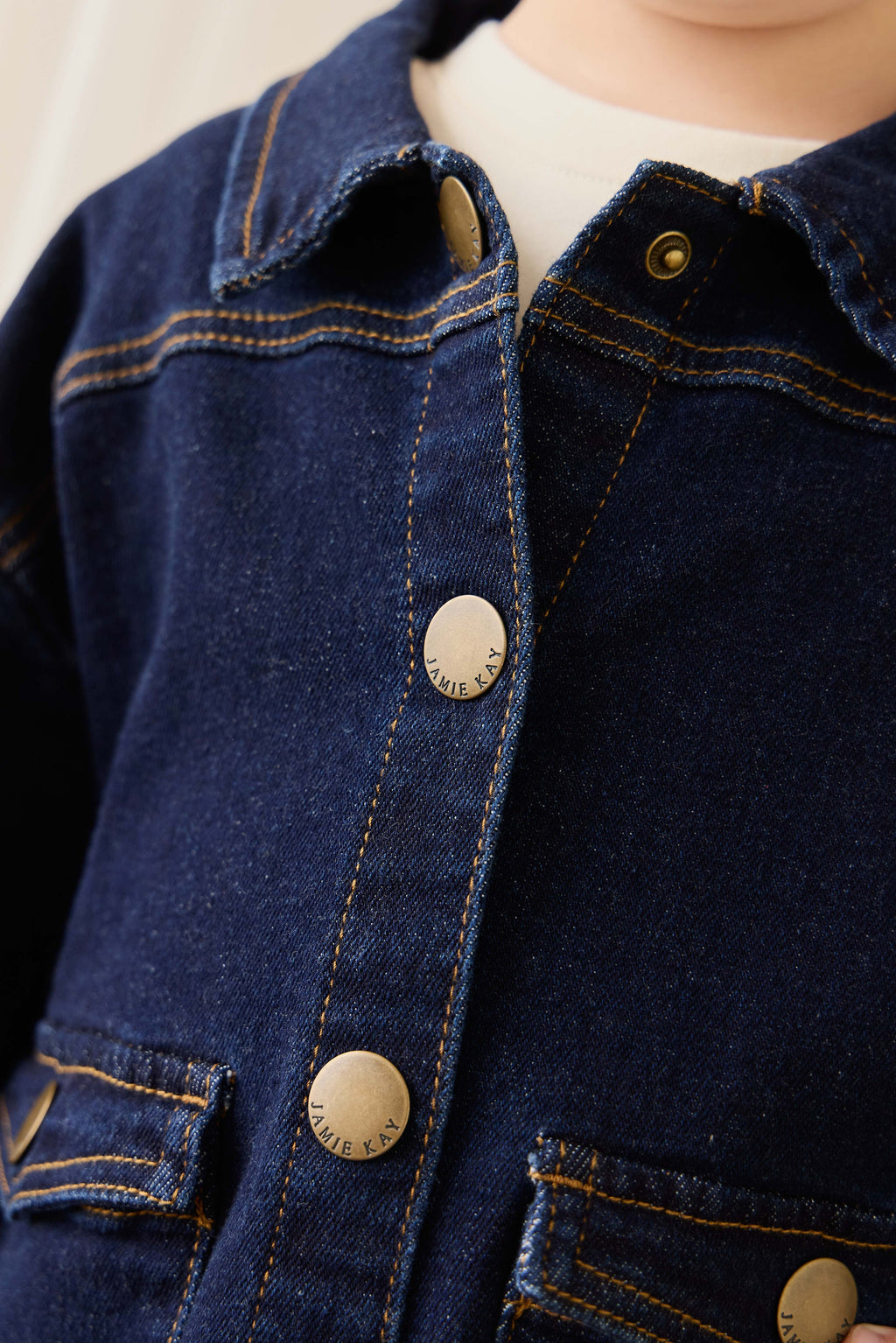 Veste en jean classique bleu indigo foncé avec surpiqûres contrastantes et boutons sans nickel pour enfants
