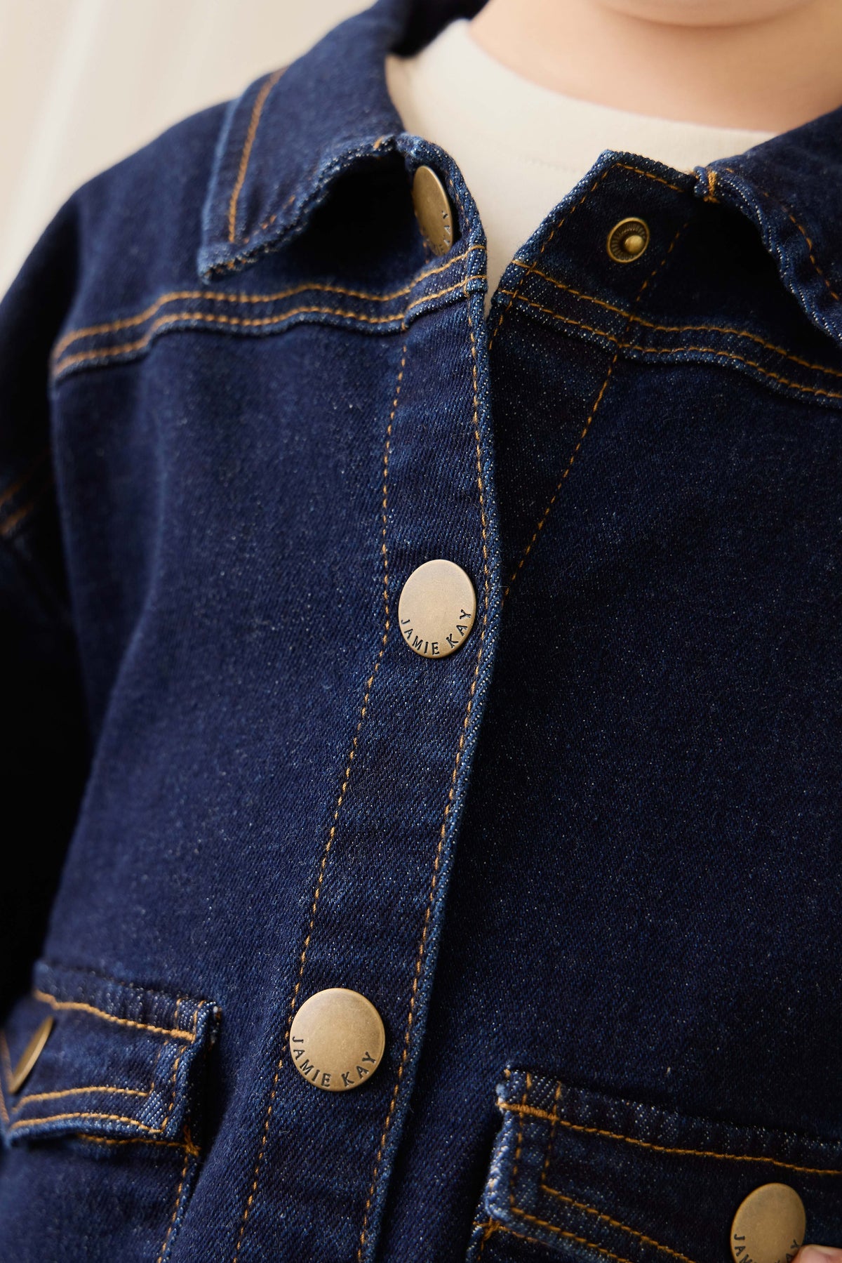 Veste en jean classique bleu indigo foncé avec surpiqûres contrastantes et boutons sans nickel pour enfants