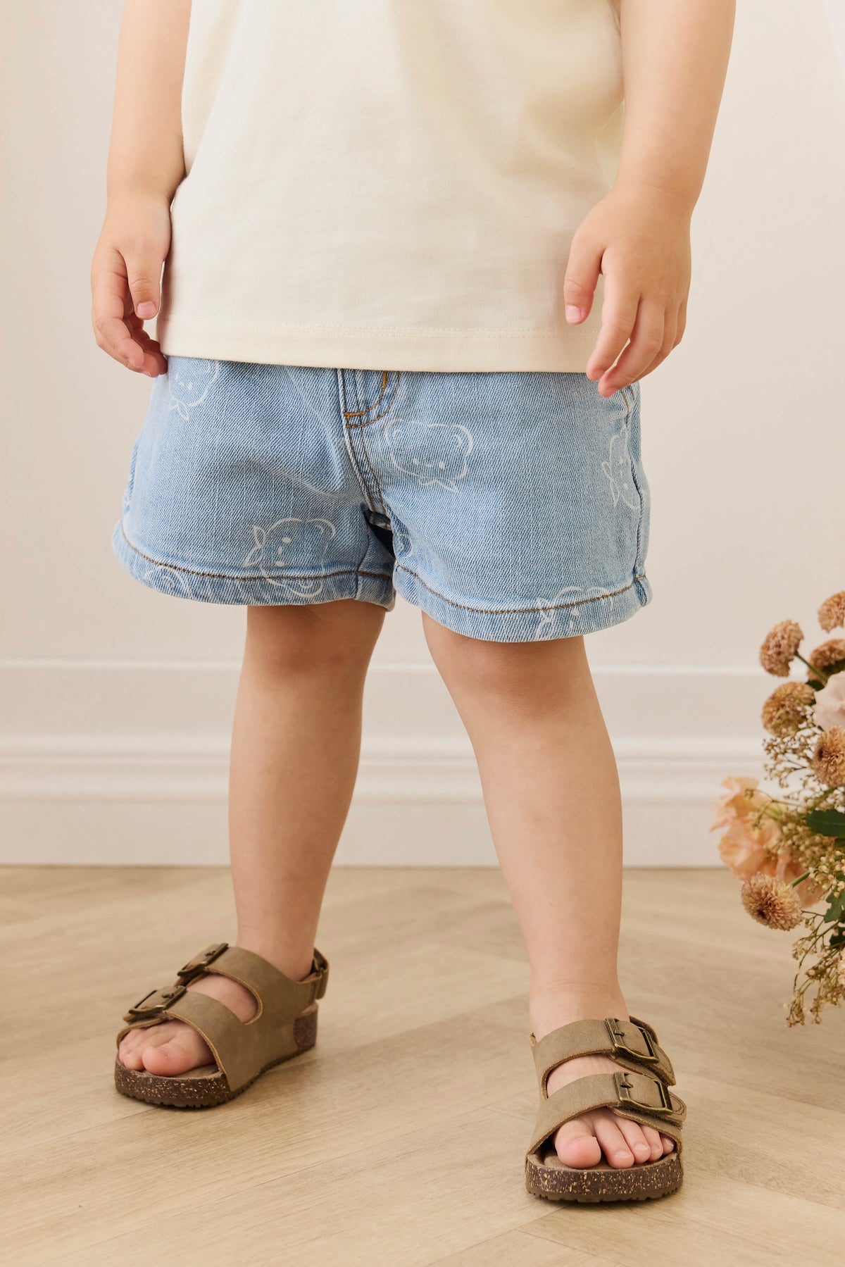 Short en jean imprimé ludique avec taille élastique et extensible pour le jeu quotidien