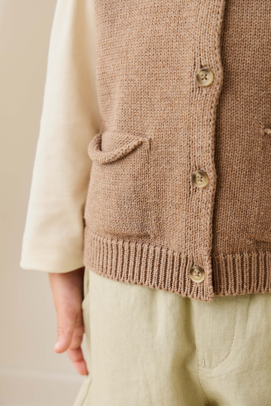 Gilet classique marron en coton boutonné avec poches plaquées pour enfants