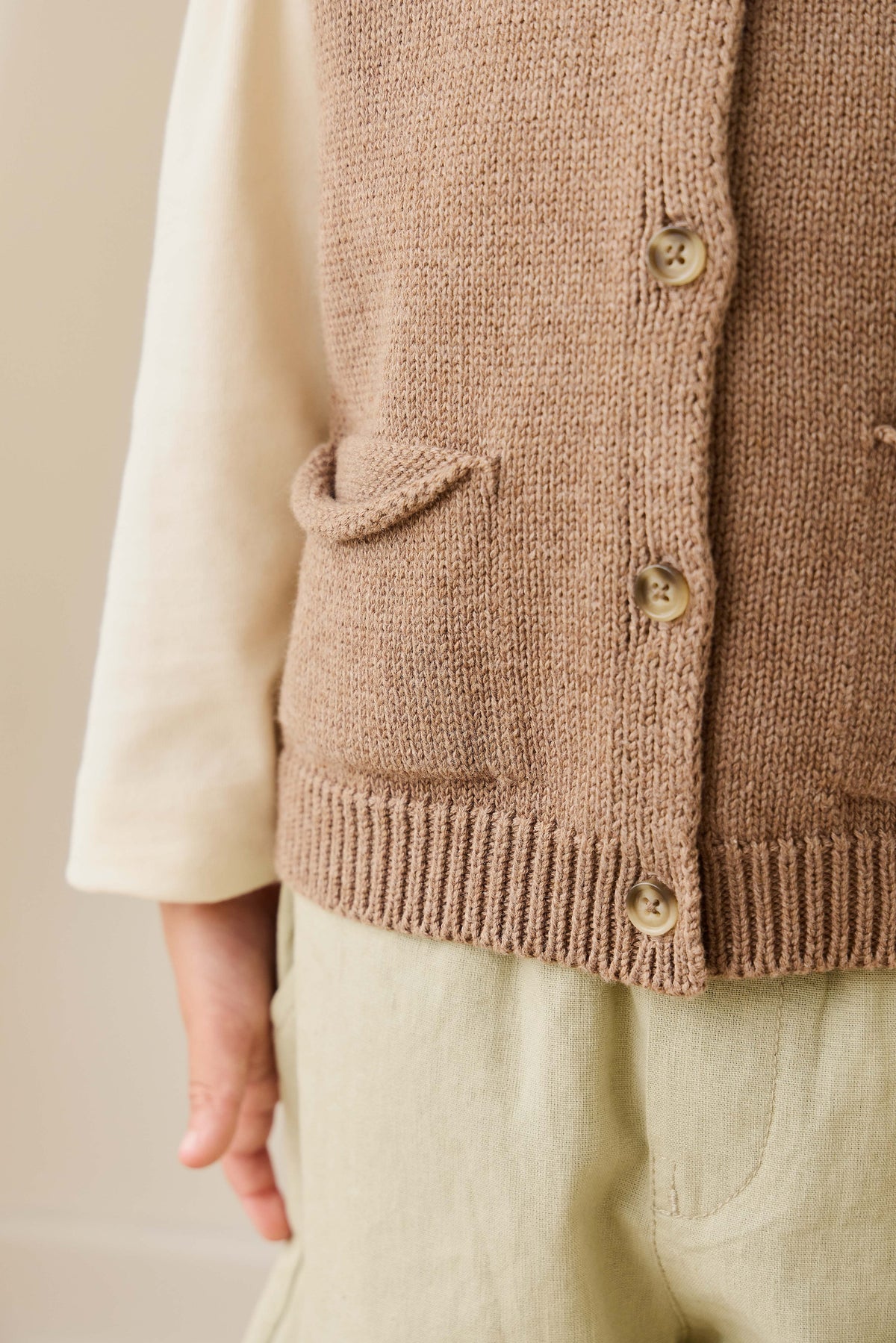 Gilet classique marron en coton boutonné avec poches plaquées pour enfants