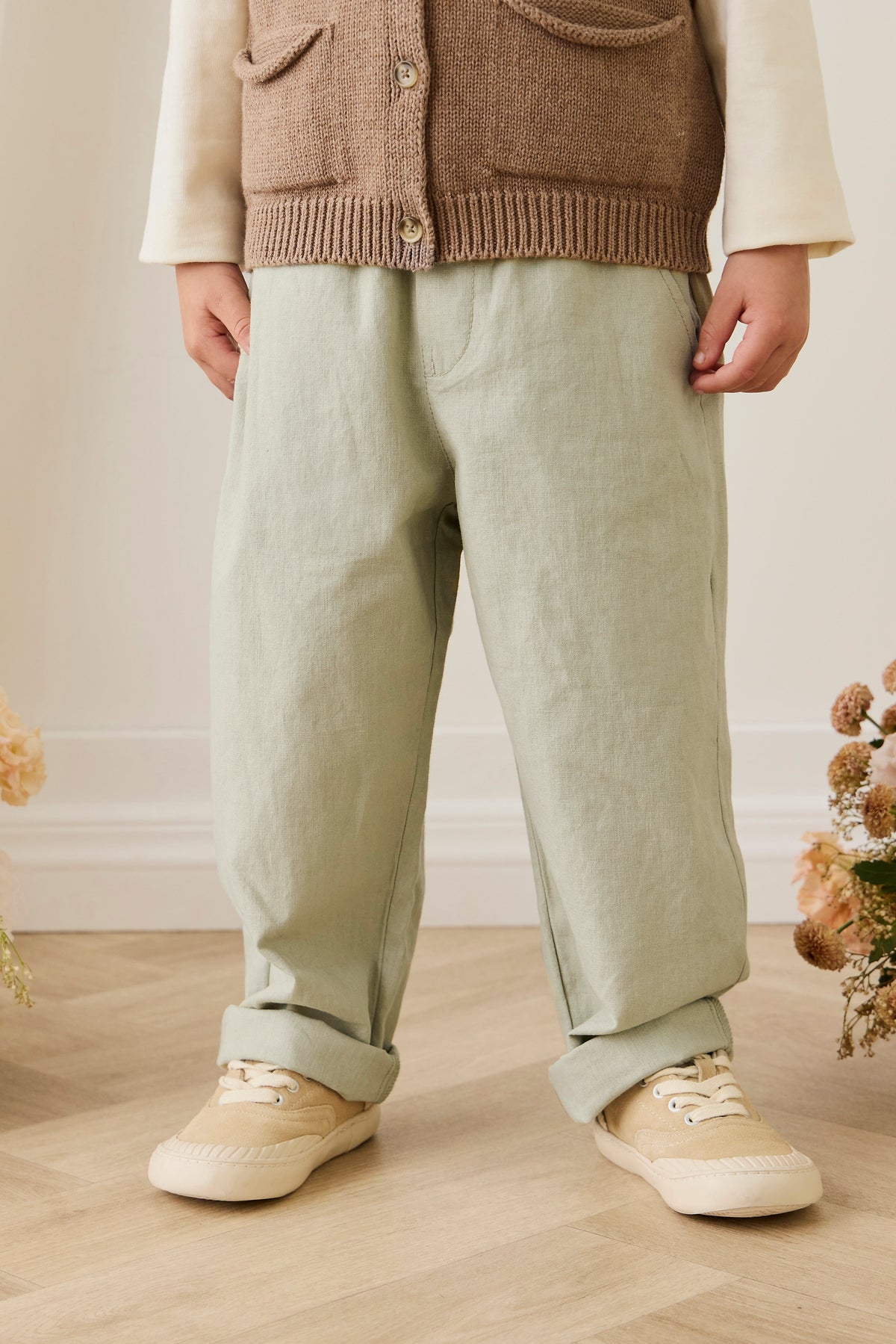 Pantalon décontracté en lin et coton vert lichen avec cordon de serrage à la taille pour un usage quotidien
