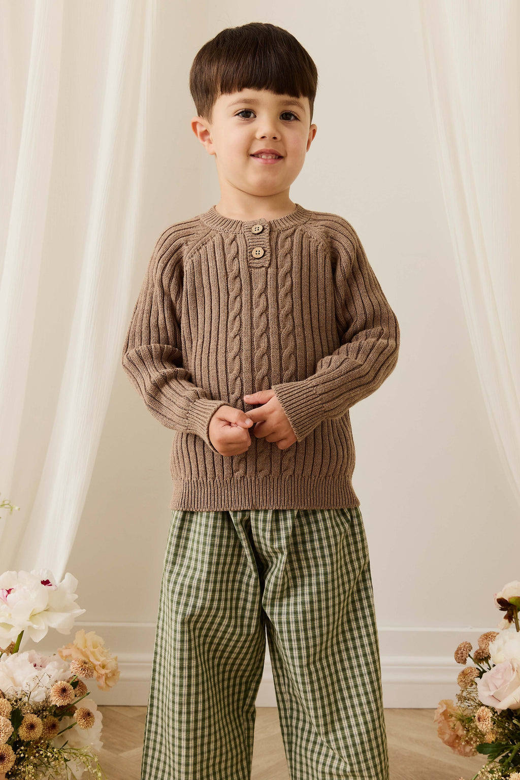 Pull classique en coton tricoté torsadé marron avec encolure boutonnée en bois pour enfants