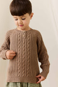 Pull classique en coton tricoté torsadé marron avec encolure boutonnée en bois pour enfants