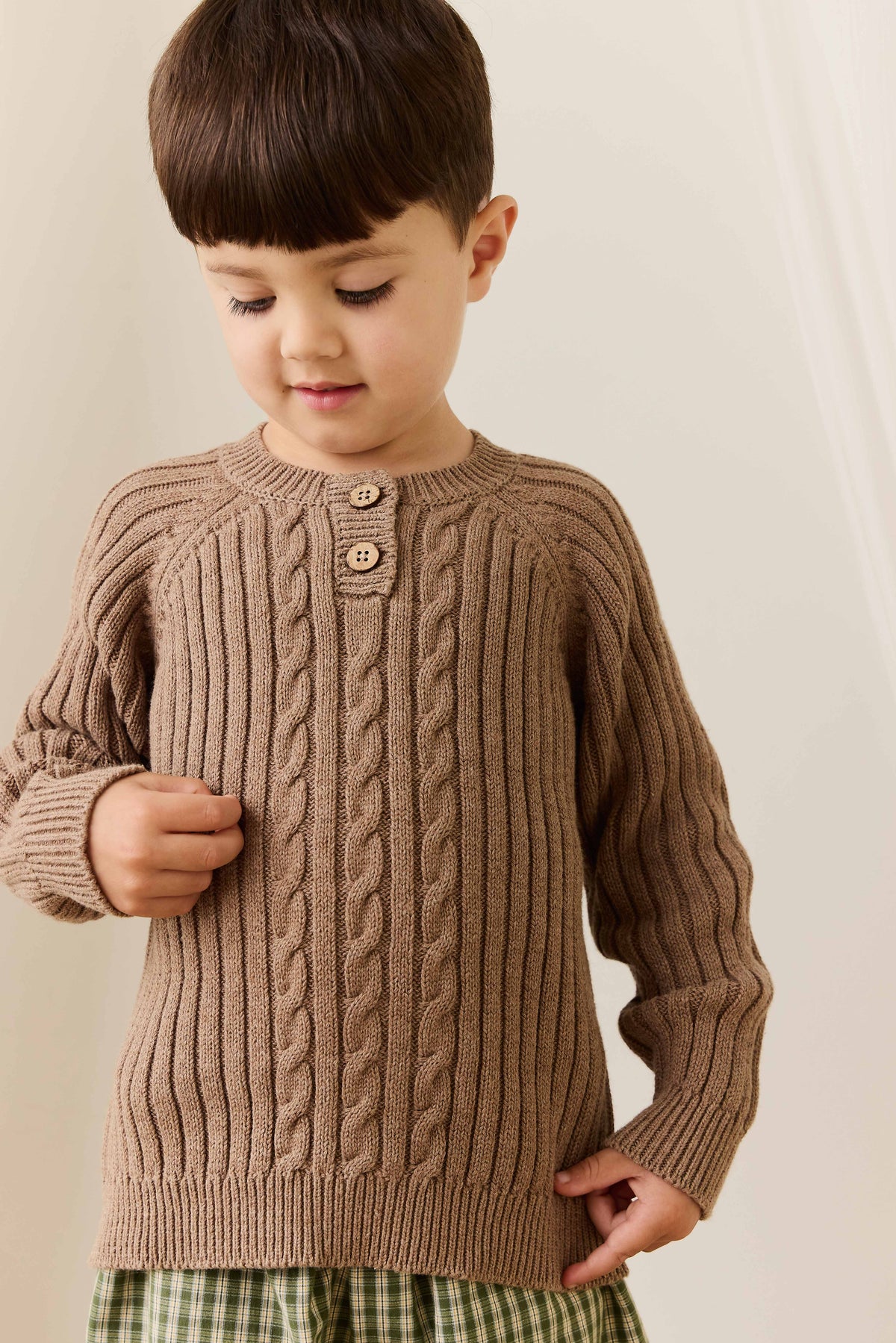 Pull classique en coton tricoté torsadé marron avec encolure boutonnée en bois pour enfants