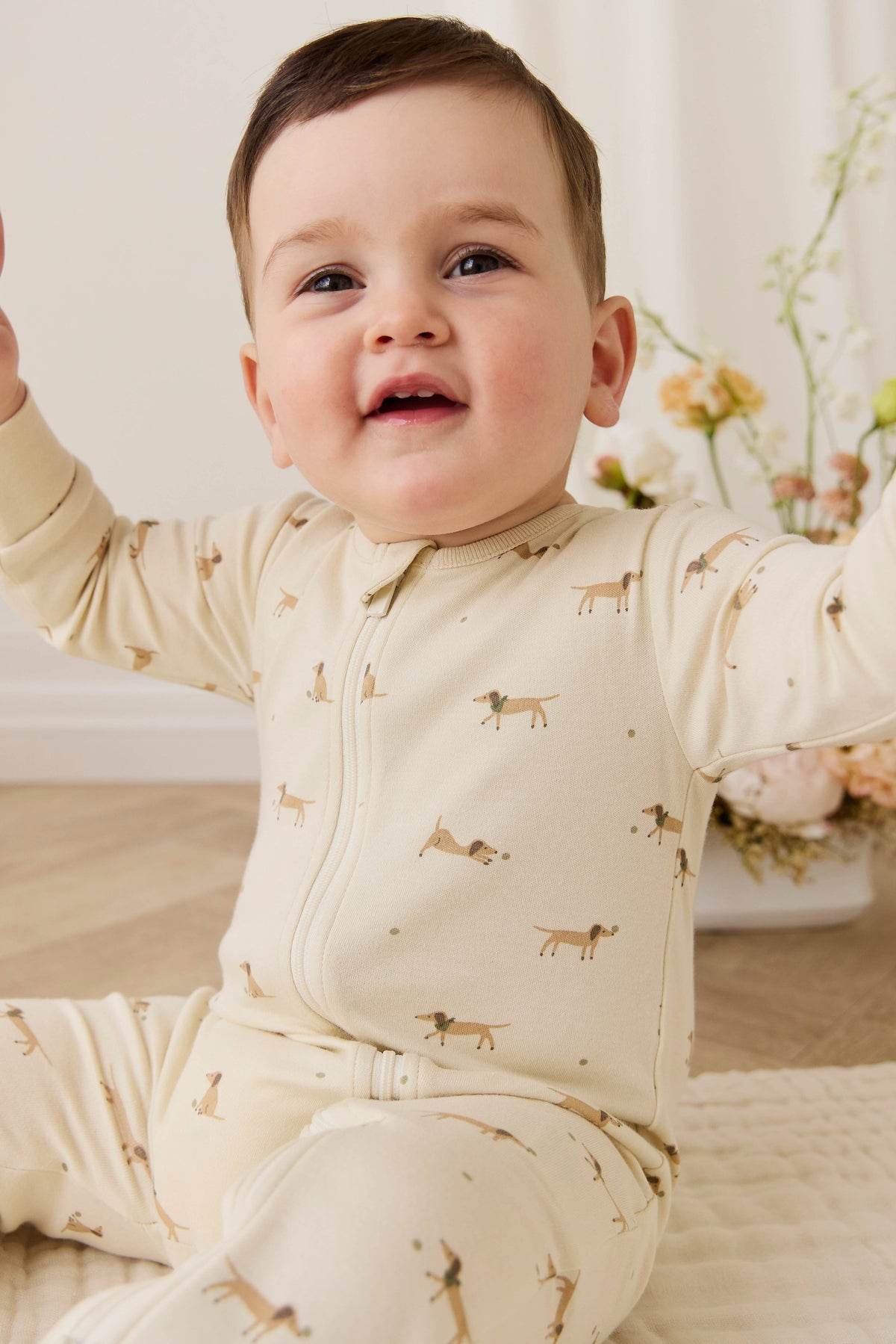Grenouillère en coton biologique à motif ludique pour bébés, avec fermeture éclair sur le devant et poignets côtelés