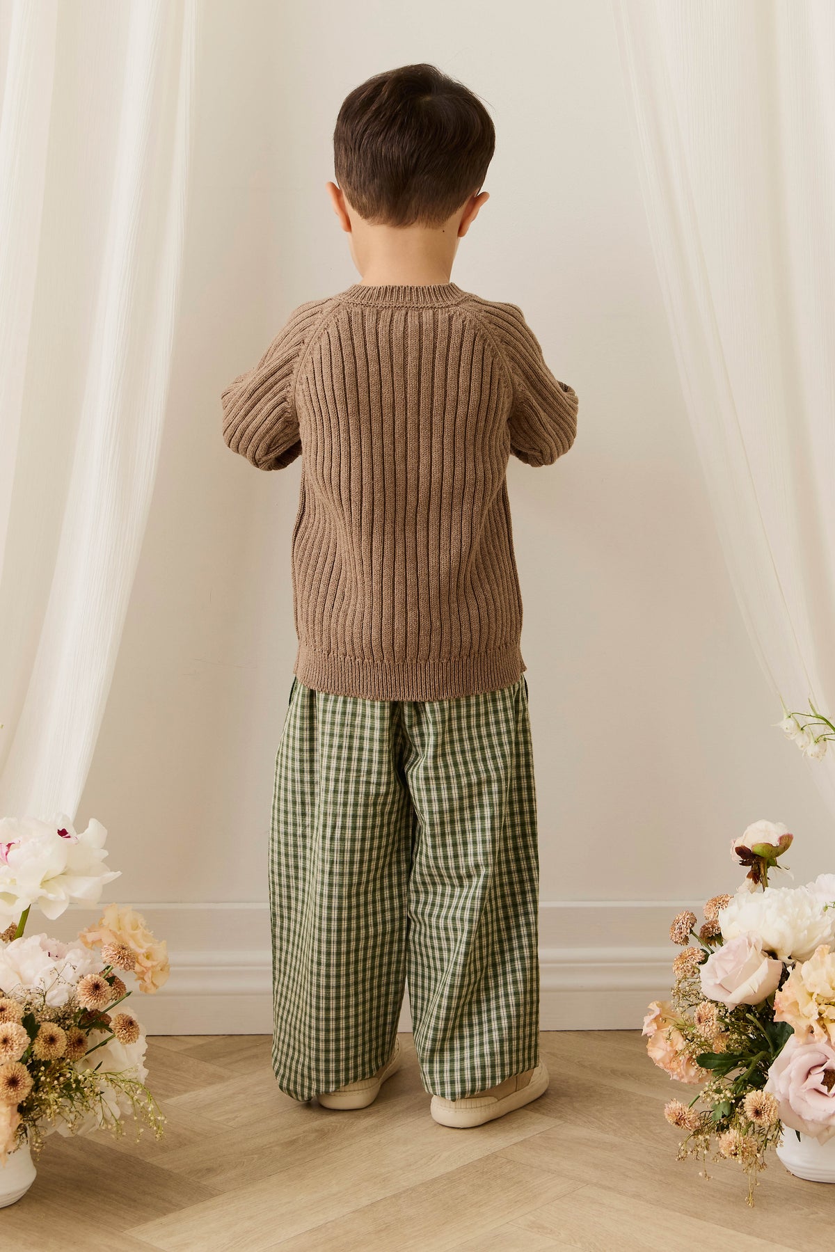 Pull classique en coton tricoté torsadé marron avec encolure boutonnée en bois pour enfants