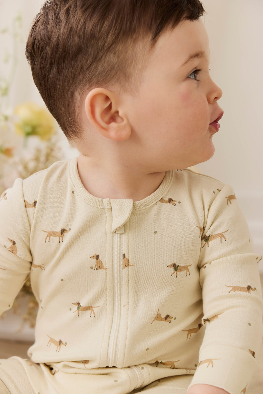 Grenouillère en coton biologique à motif ludique pour bébés, avec fermeture éclair sur le devant et poignets côtelés