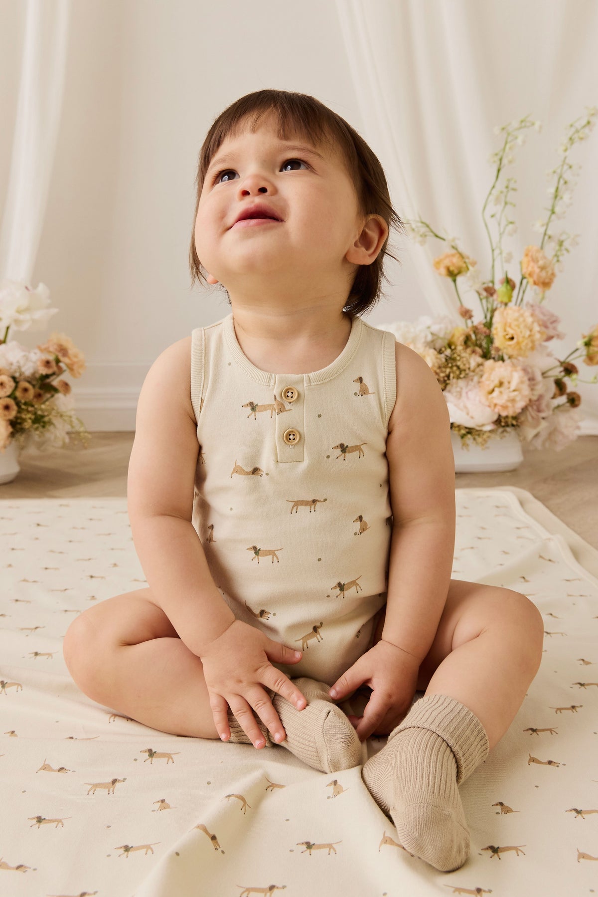Combinaison-short en coton biologique à imprimé ludique avec détails boutonnés et pressions pour bébés